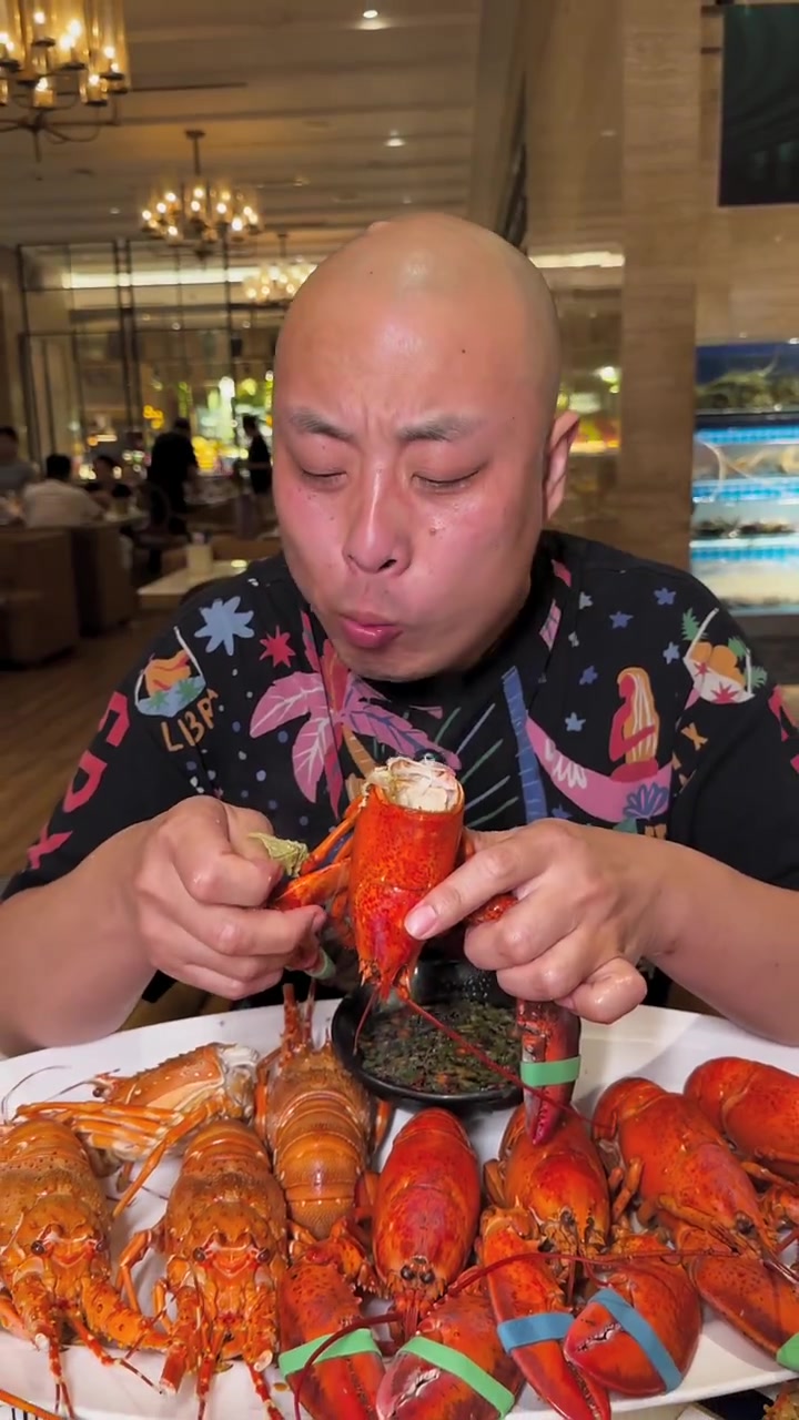 大口吃龙虾也太过瘾了,紧实Q弹的龙虾肉甘甜可口!