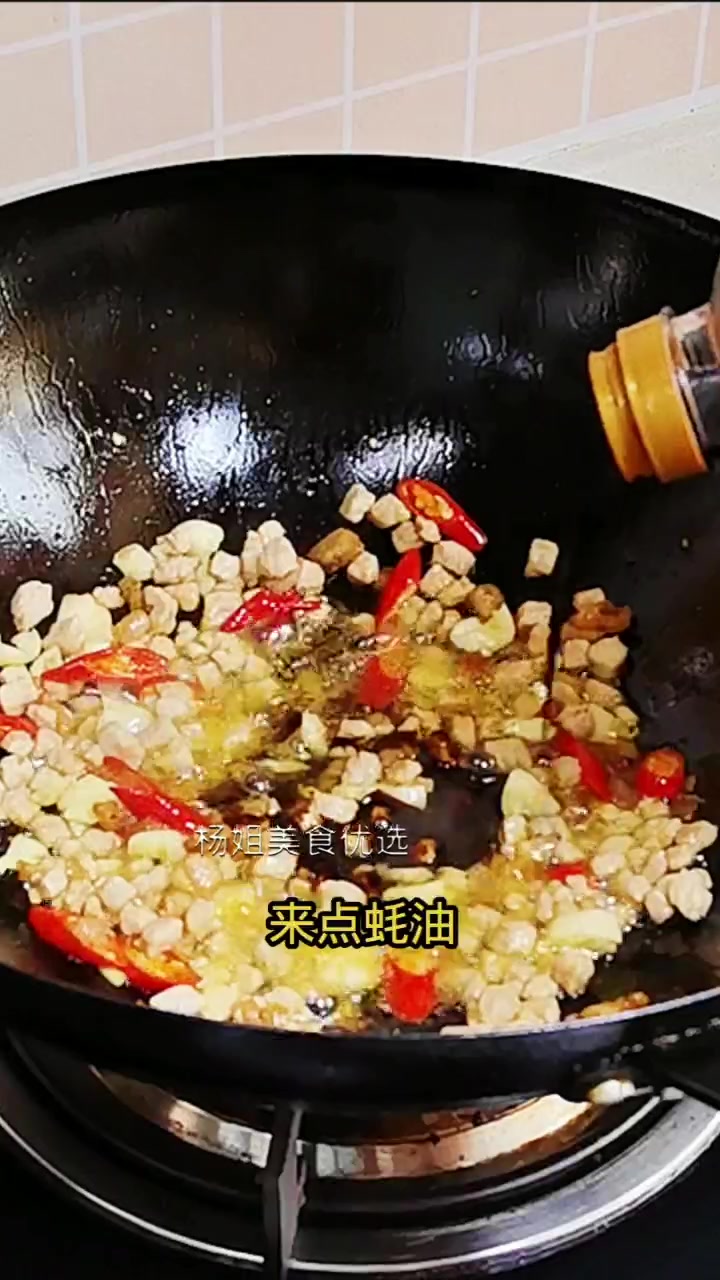 肉麻炒韭菜的家常做法,简单易做,好看又好吃
