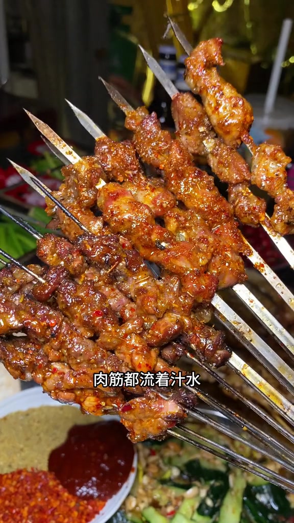这才是淄博真正的麻油小串烧烤，胡同里烤肉筋鸡翅太好吃了