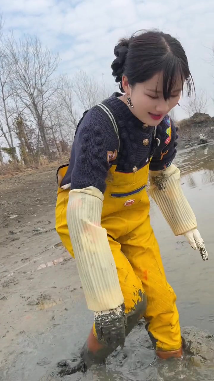 看甲鱼脚印找甲鱼，这是一只公甲鱼，你们看懂了吗？