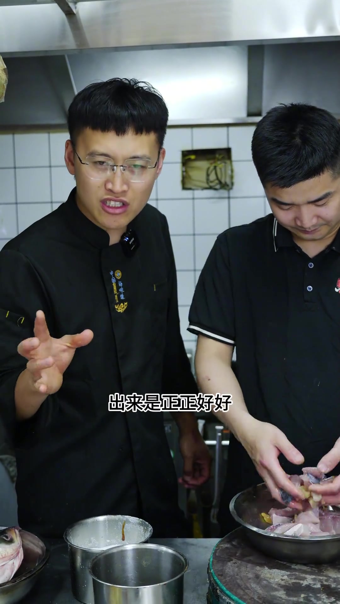 家常烧鱼块要用花鲢尾巴来烧鱼肉特别多提前一天用盐腌出来蒜瓣肉味道就是不一样