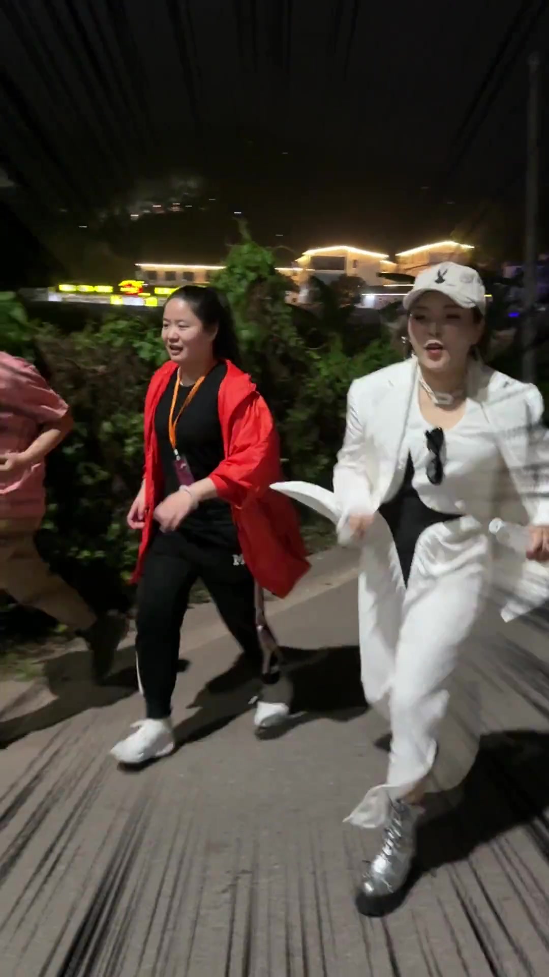 女歌手品尝完美食后，来表演一个舞台消食运动吧