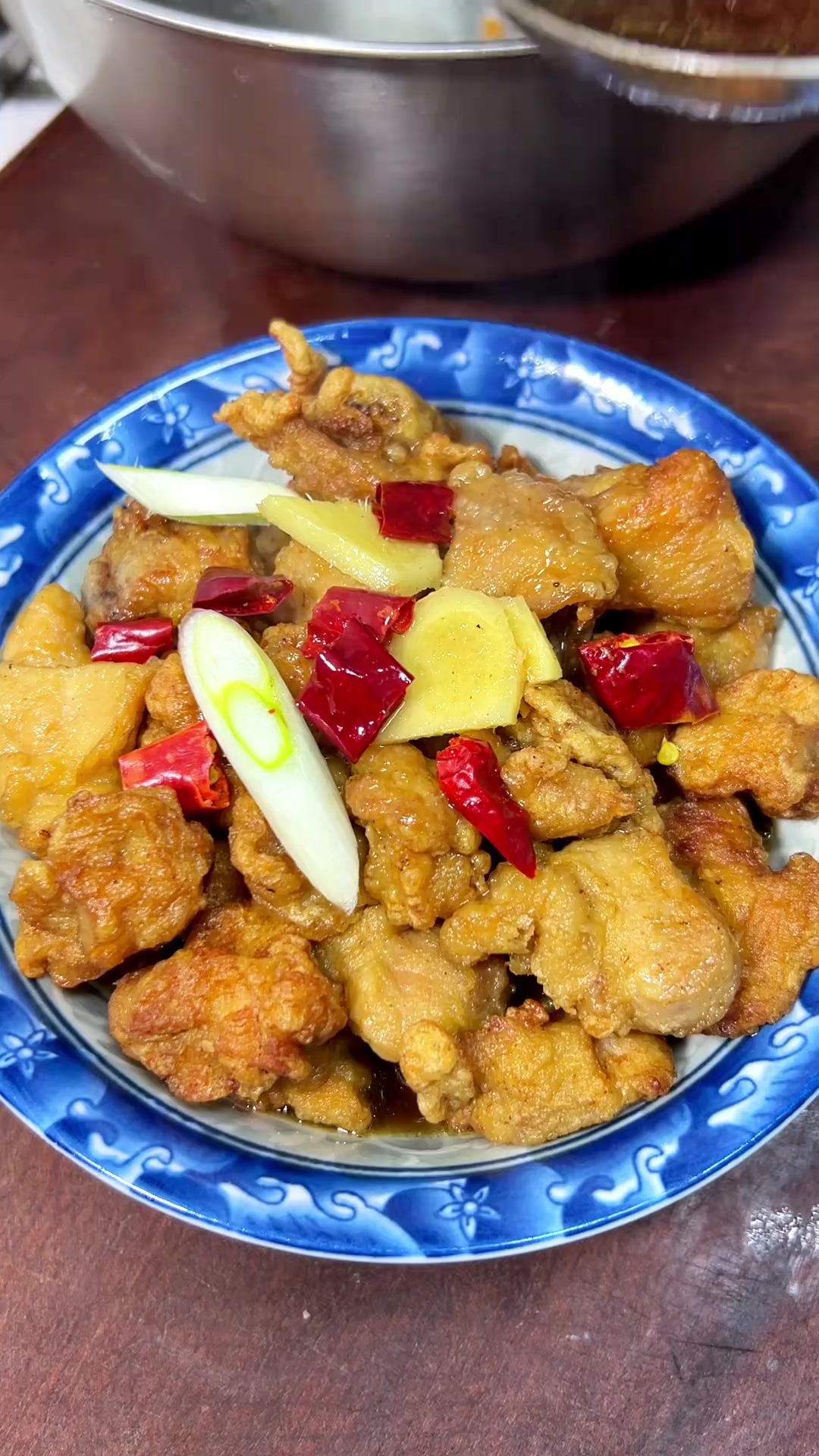 陕西八大碗之一黄焖鸡蒸碗，鸡块软烂脱骨，大人小孩都特别爱吃