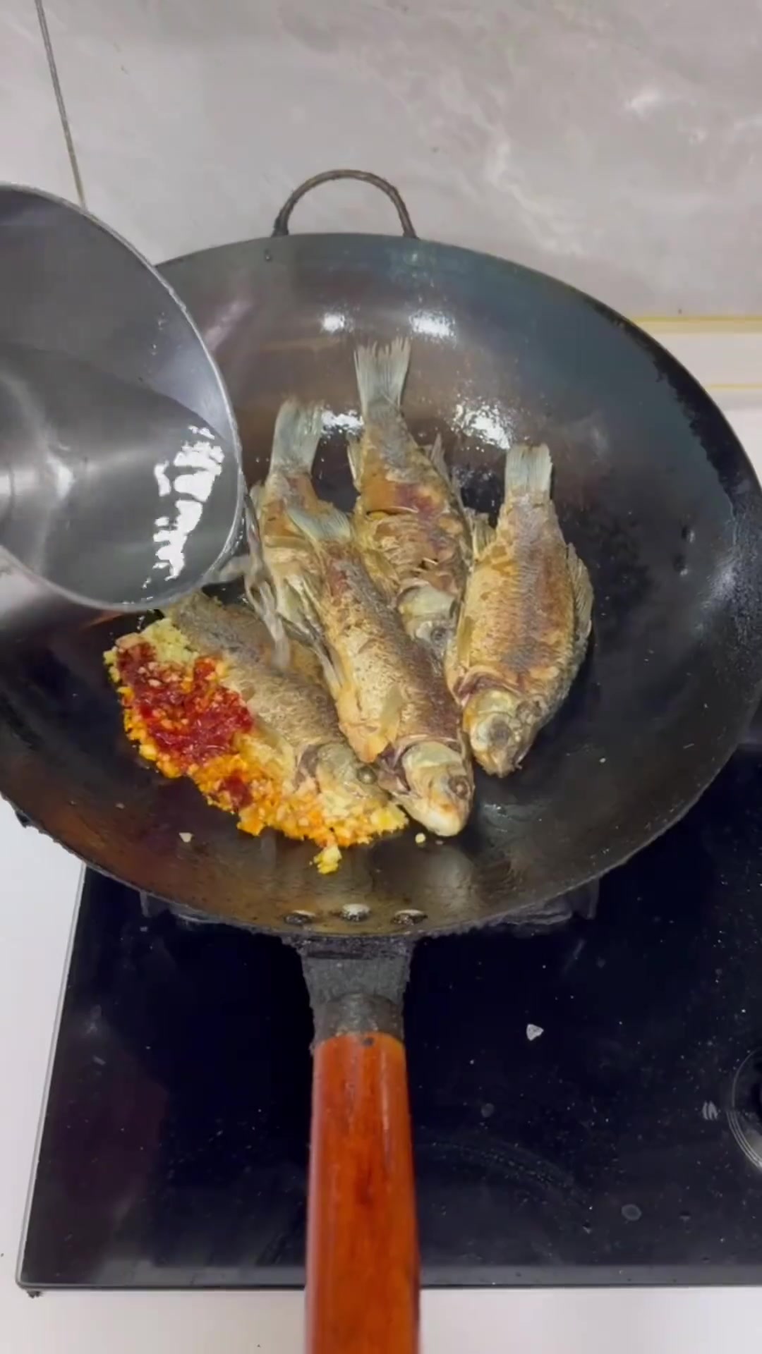 湖北冬日必吃美食：小鲫鱼做美味鱼冻子