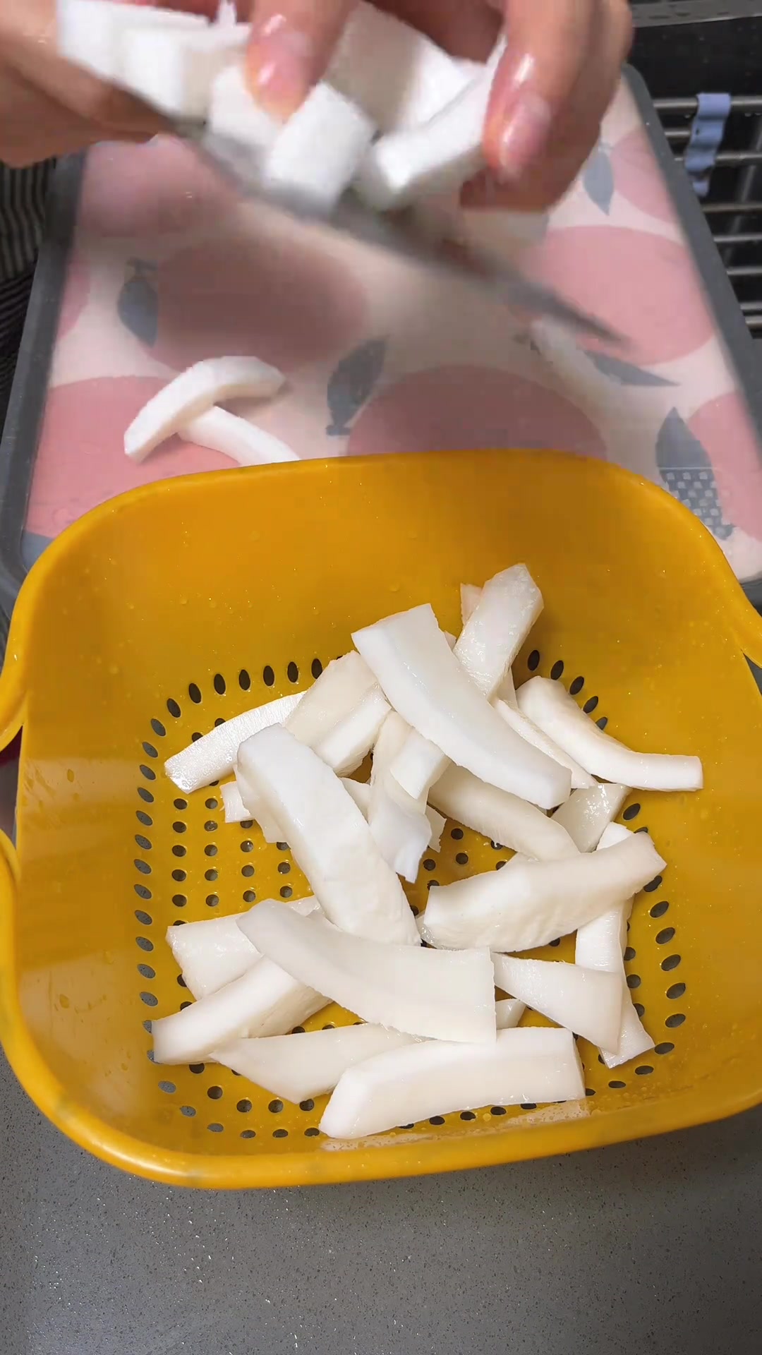 来煮一锅奶白浓郁的椰子鸡汤，超级鲜甜的，太好喝了！