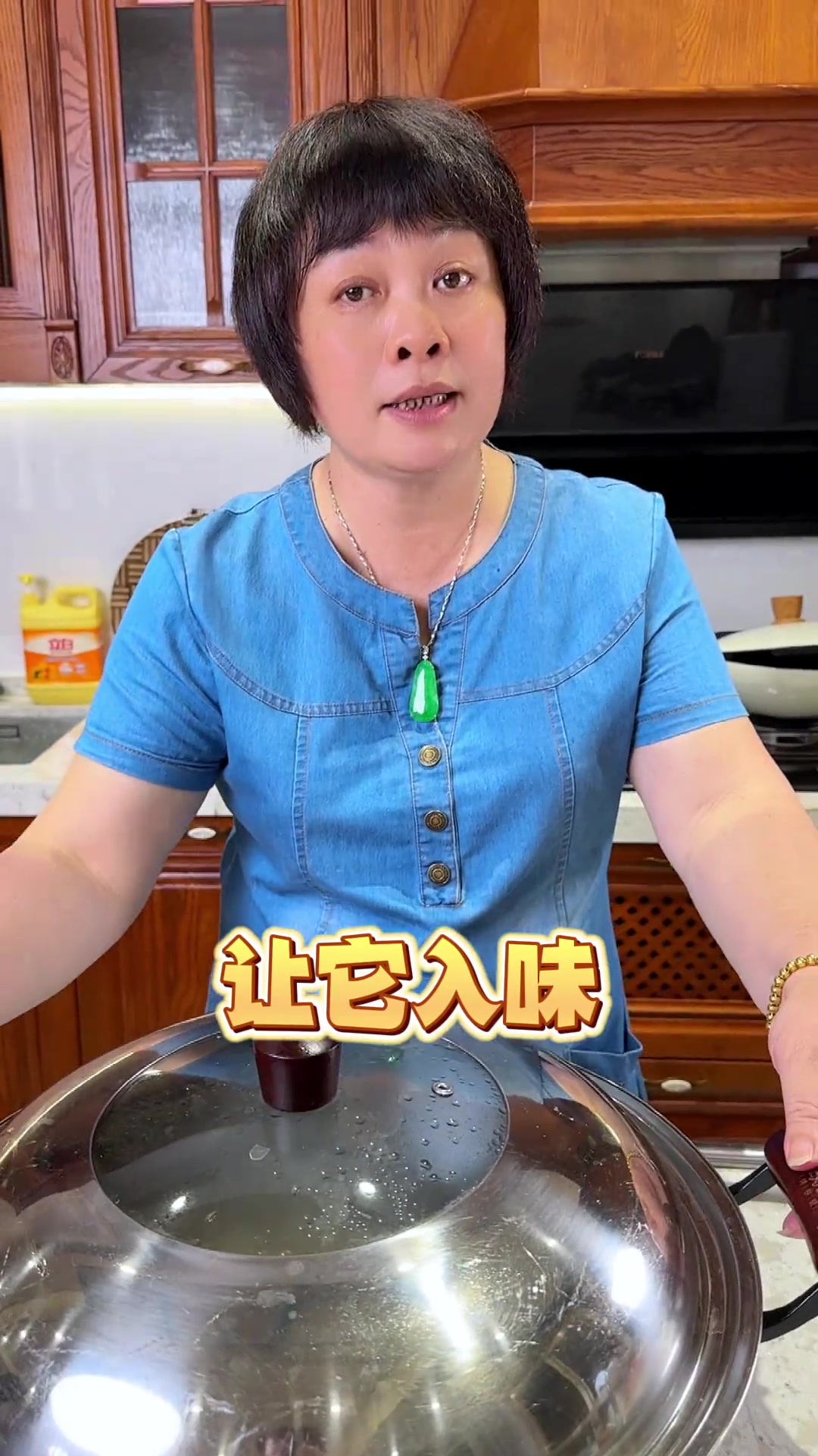 芬姐今天分享的是腐竹焖鱼这样焖直接把鱼的鲜味都逼出来了