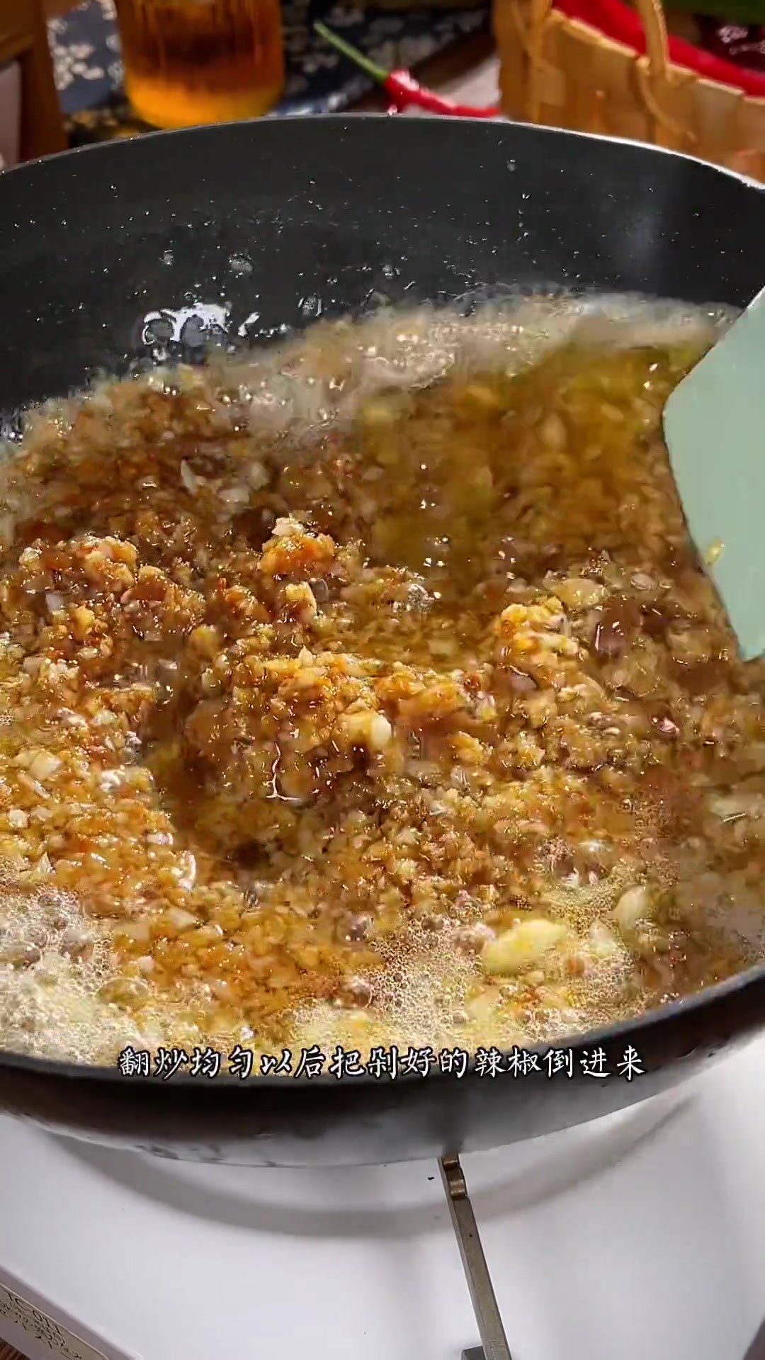蒜蓉辣椒酱的制作方法,拌面拌饭都好吃,这样做的放冰箱冷藏可以吃一年
