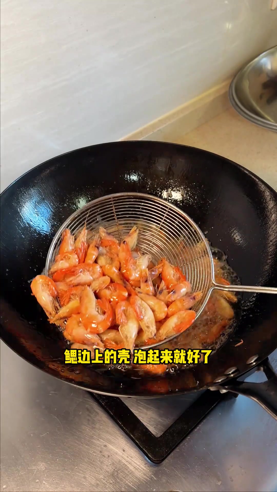 本帮油爆虾,吃的就是一口酥脆香甜。做法其实很简单,一看就会