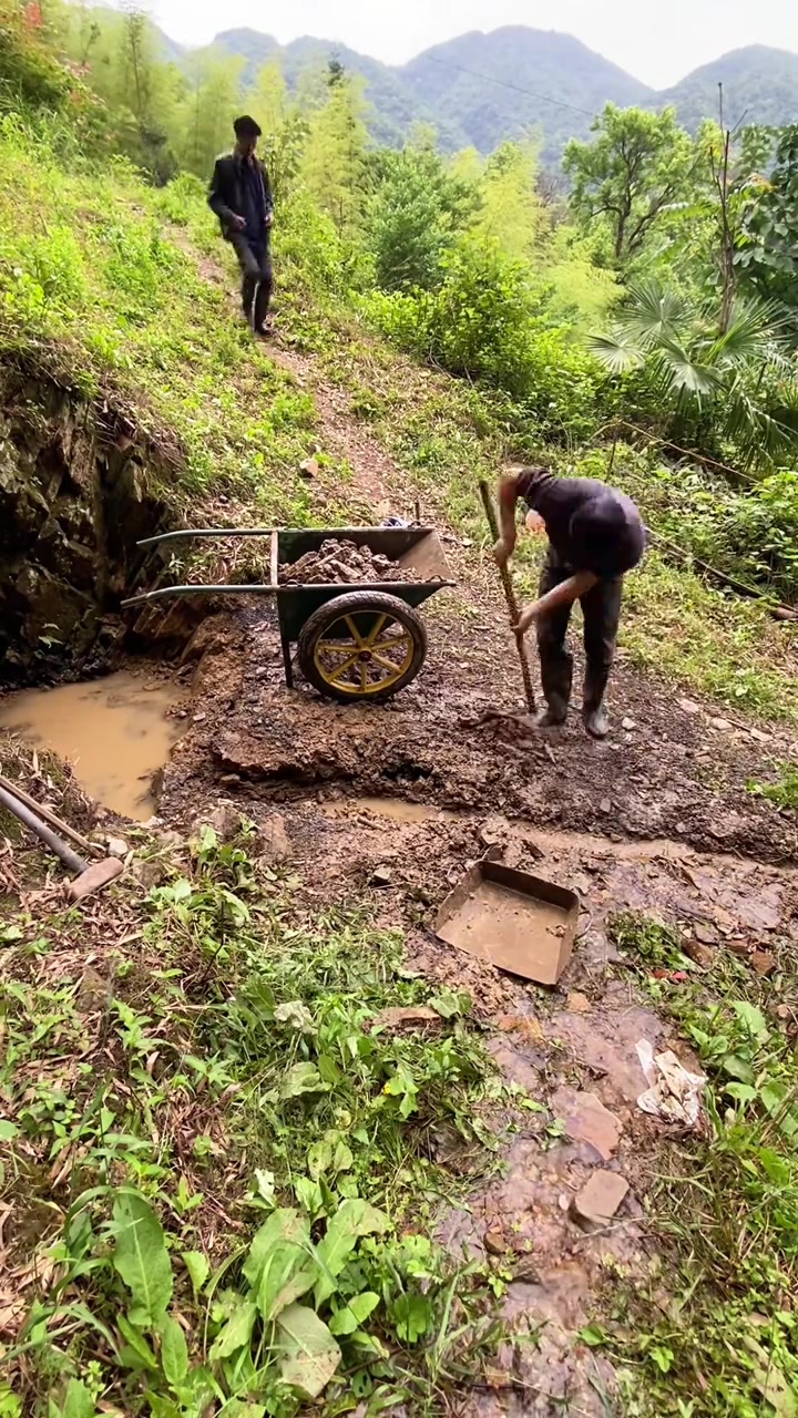 改造山泉水第二口养鱼第三天，今天把山泉水再加出来了一点，也把里面也加宽了一点