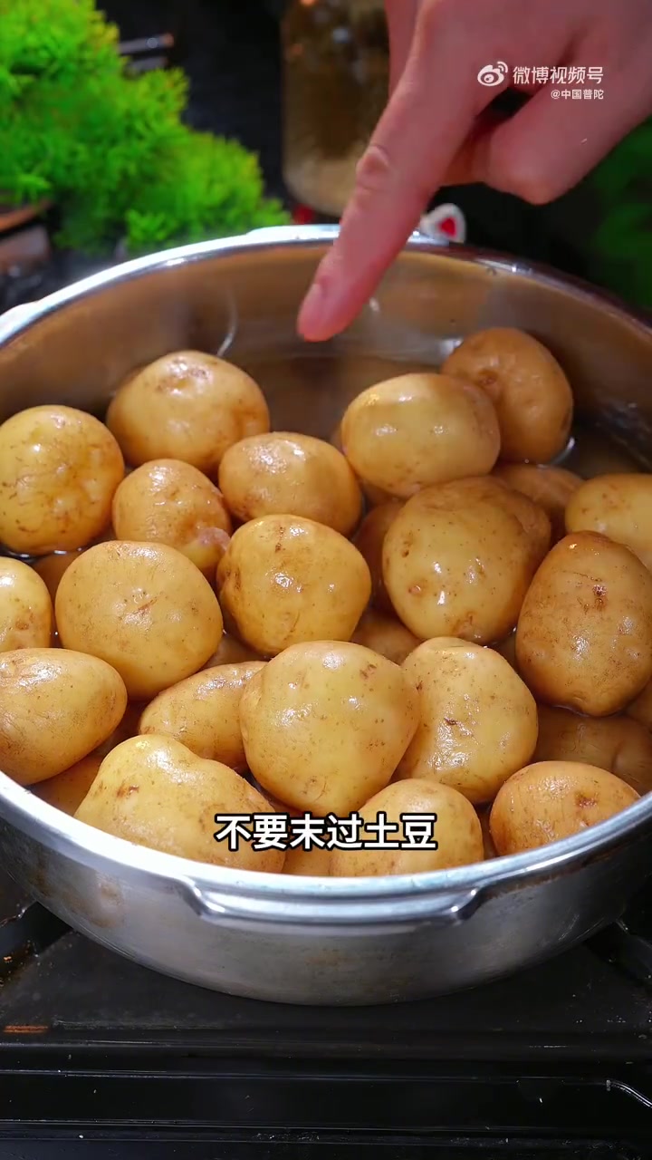 「小时候的味道!舟山经典盐烤土豆香到跺脚」舟山人餐桌必囤的宝藏吃法——盐烤土豆,外皮皱皱裹