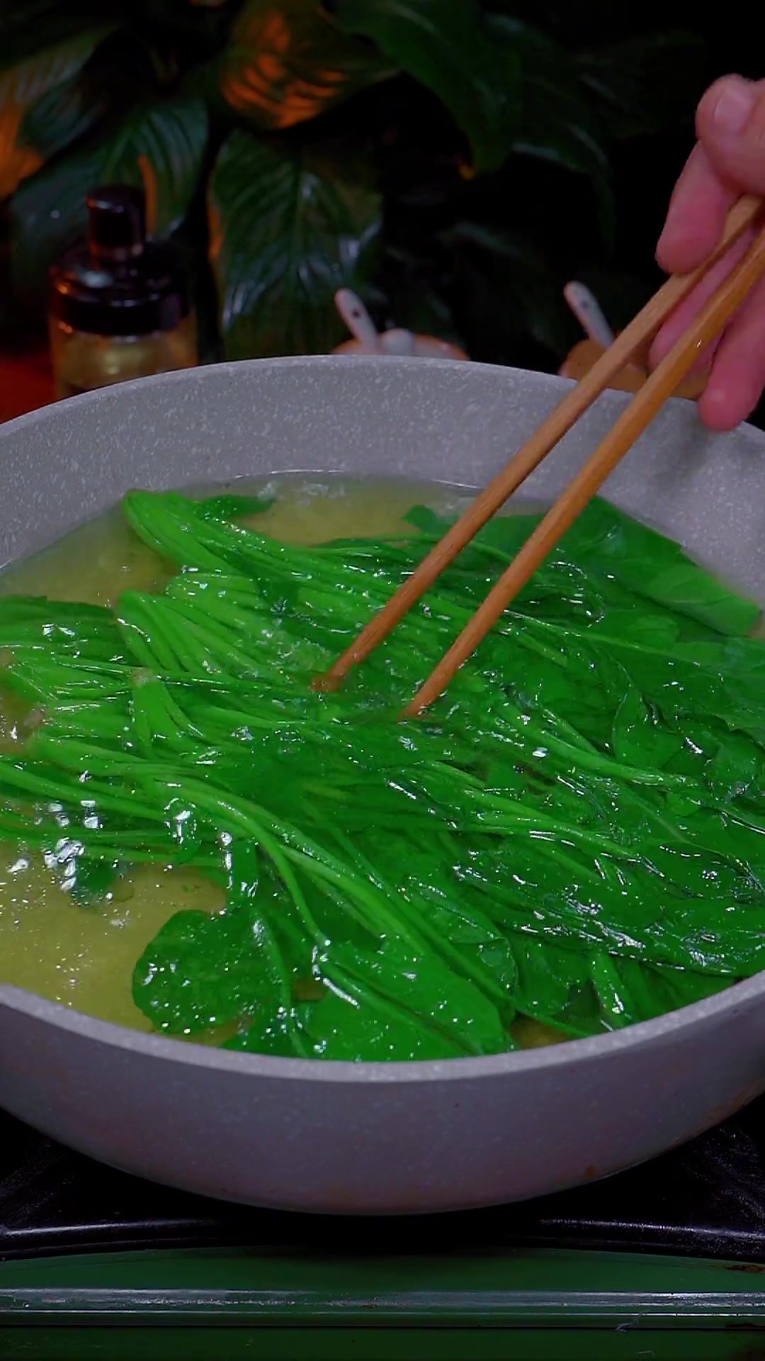 千万别学这个五分钟就能搞定的烫菠菜,连吃三碗米饭都不够吃,好吃还不长肉