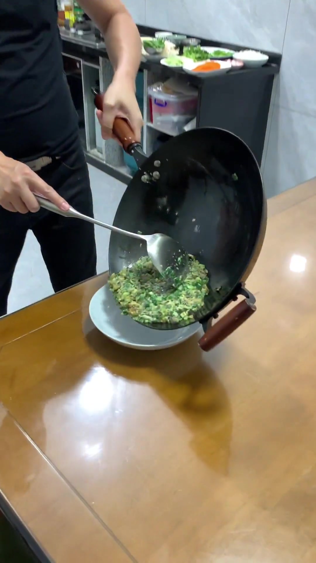 闽南人都会做的润饼菜,煮上一大桌的菜,亲朋好友一起团聚,一人包一卷,吃得热闹又高兴