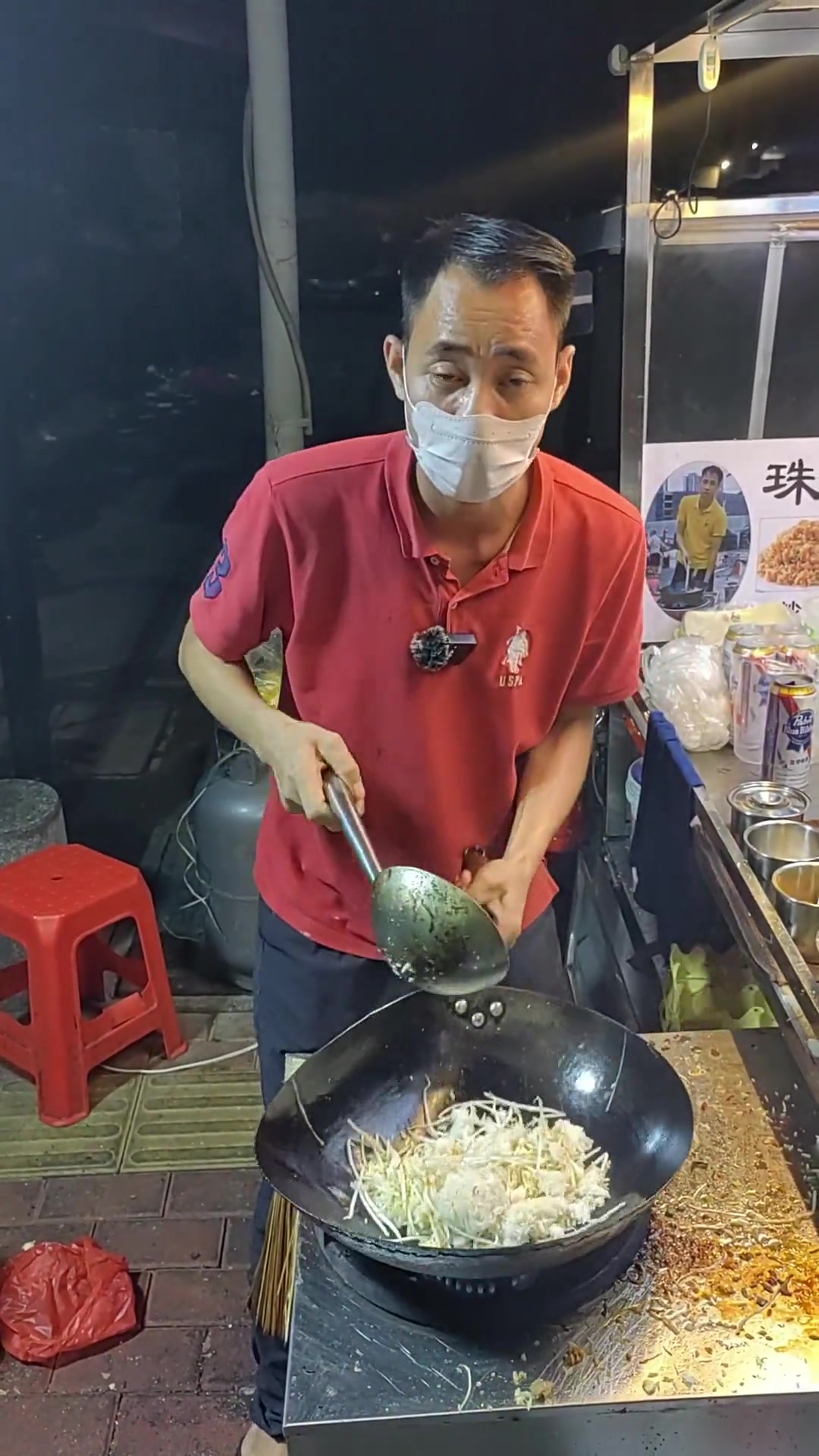 花十六块来路边炒粉摊吃个叉烧炒饭,你们说这十六块花得值吗?