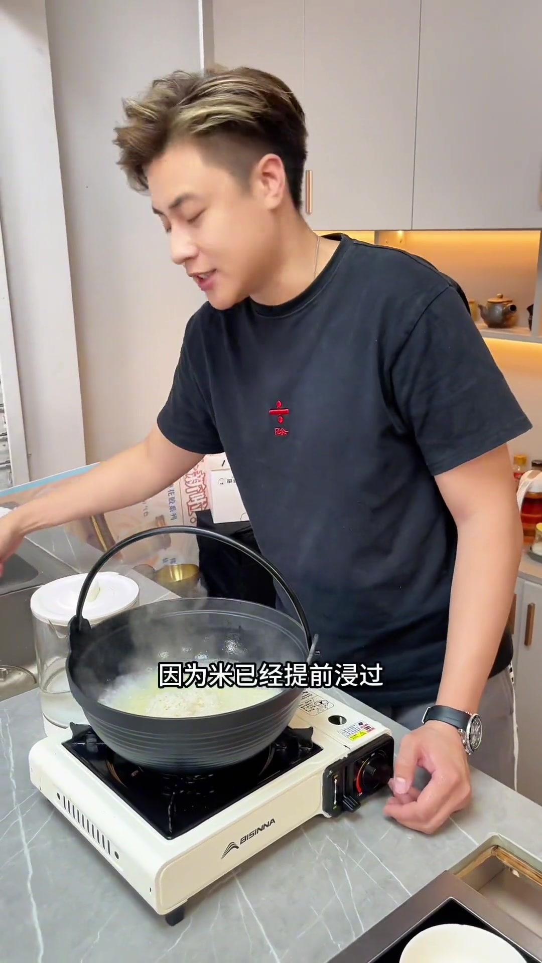 腊鸭煲仔饭食材准备与烹饪过程分享，超香！