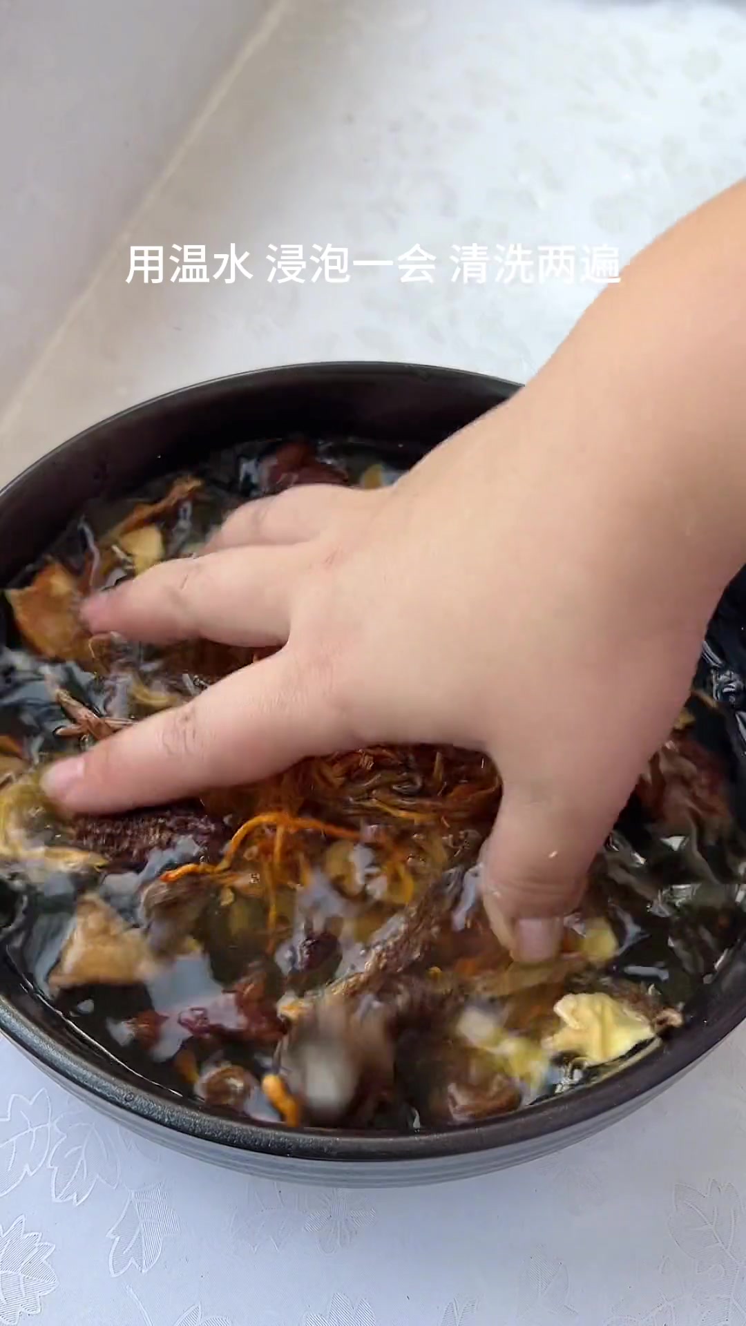 天气太热，孩子流汗多，多煲这个菌菇鸡汤，汤汁醇厚，营养丰富又好喝，大人孩子都喜欢