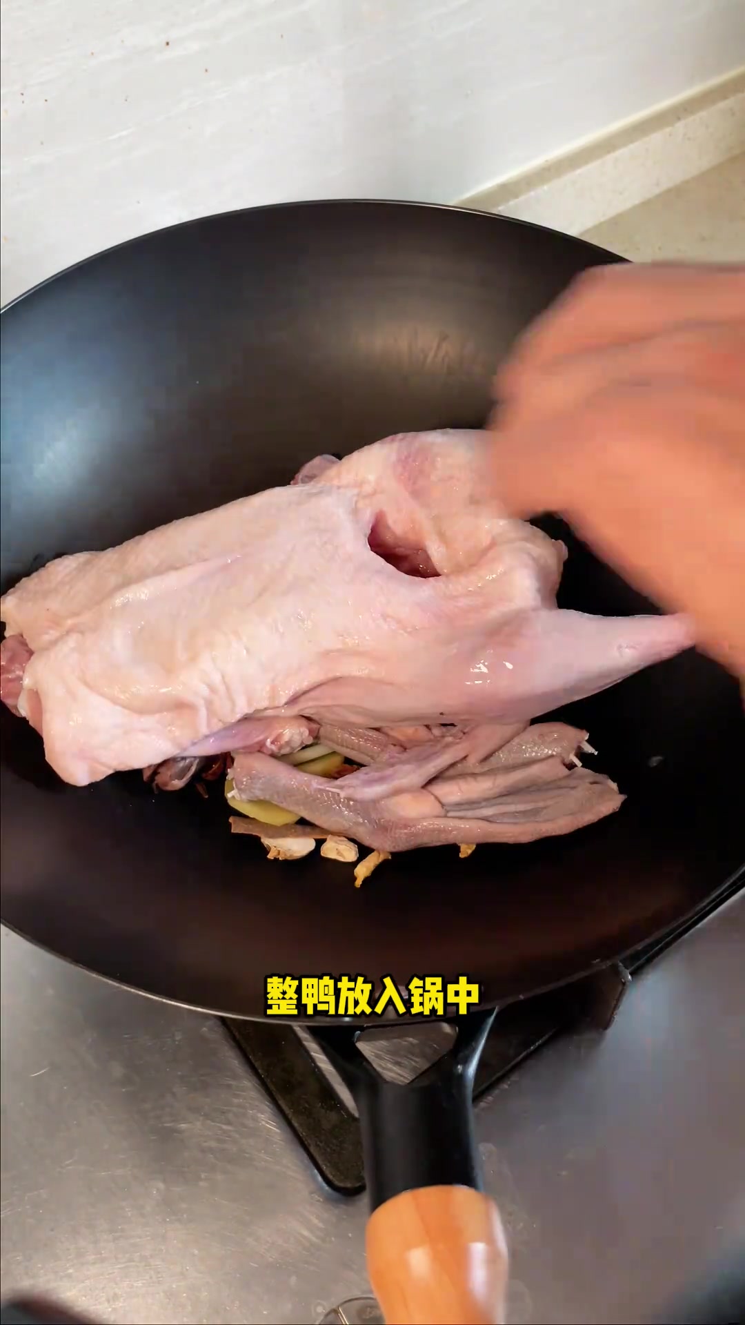 有外地朋友来做客，指名要吃这一道本帮酱鸭！老上海的经典冷菜，做法也很简单