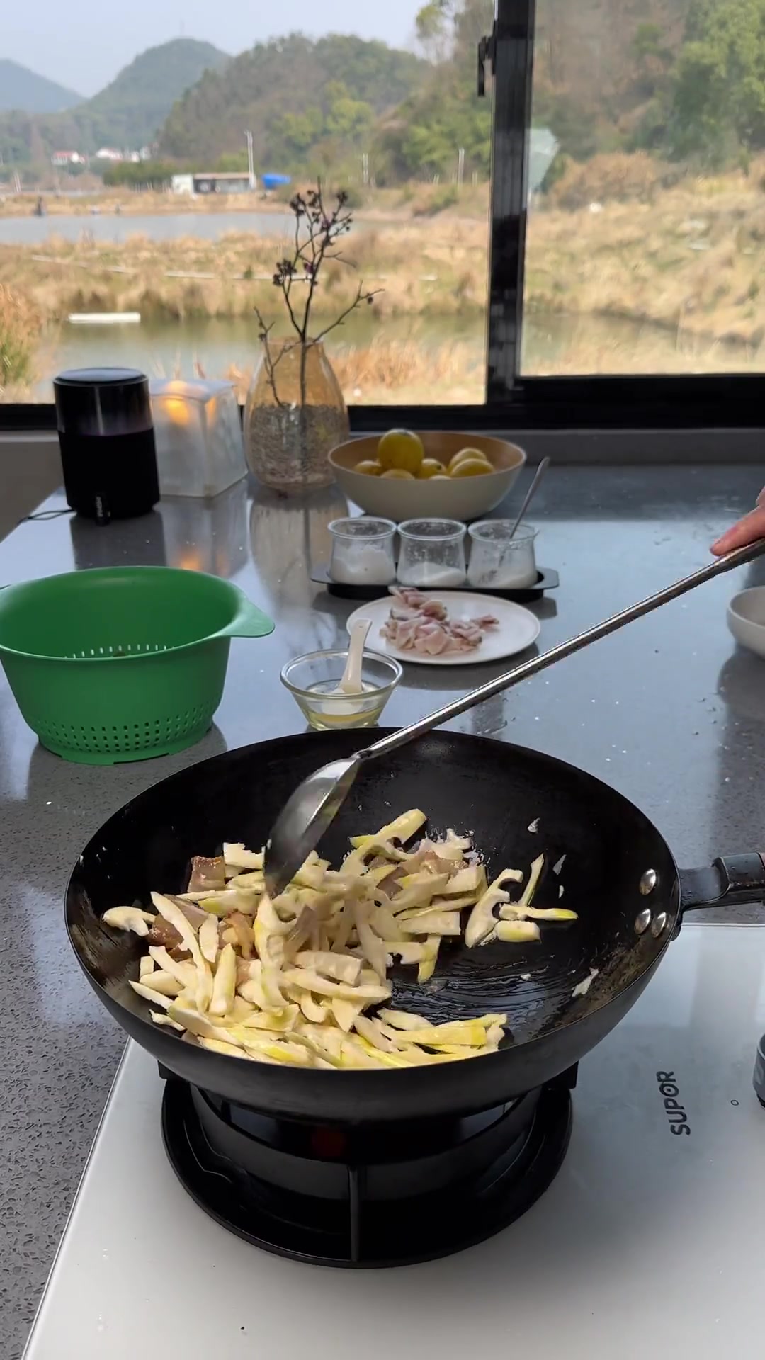 韭菜炒春笋教程，鲜香似少妇，食材选择有讲究！