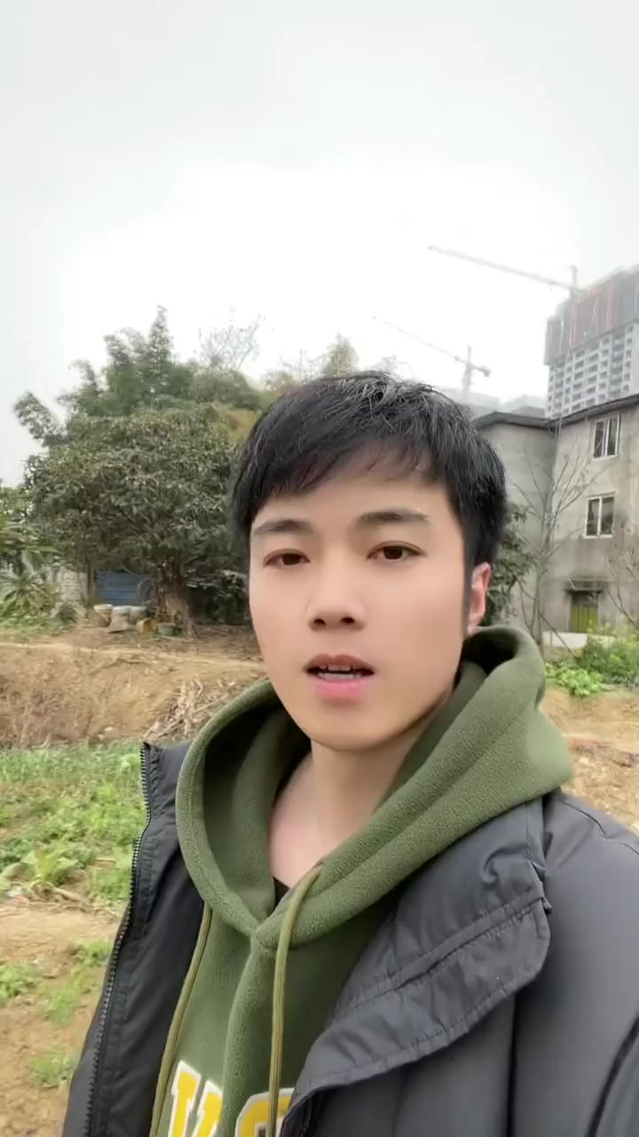 搭建一个灶台,用自己养的土鸡做一锅柴火鸡给家里人吃,这小时候的氛围一下就有了!你们这样子弄