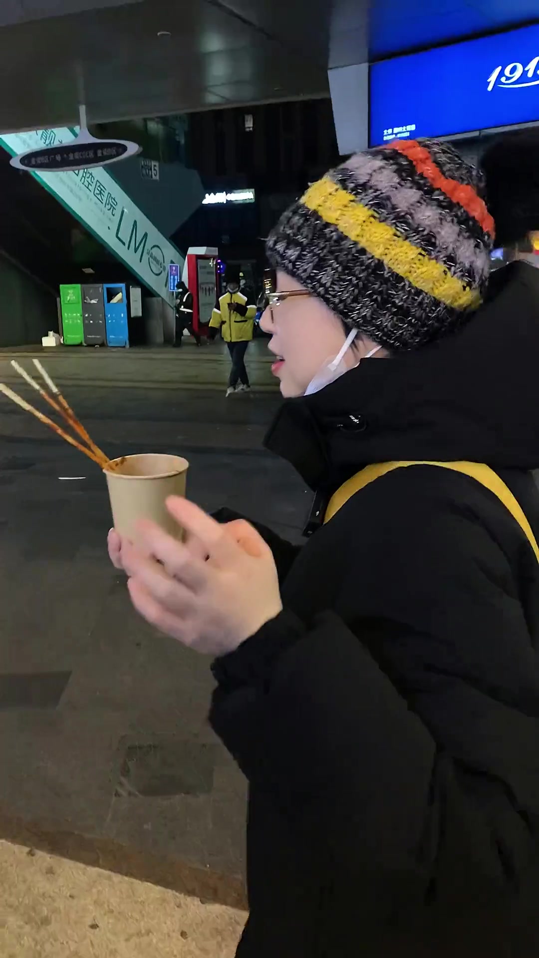 鱼饼你吃过么。烤芝士条你吃过么今天我就遇着这俩了咕嘟咕嘟热乎乎的鱼饼煎的四面微微焦褐色的芝