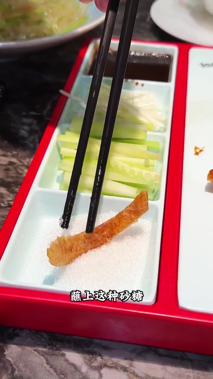 开在老小区门口的本帮菜,价格和大排档差不多,分量还很足,来吃的基本都是周边居民,烤鸭88一