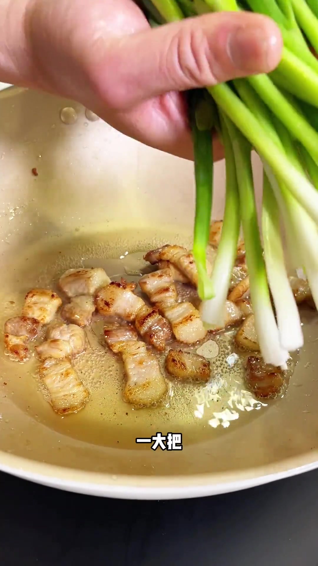 葱烤大排吃腻了?试试葱烤素鸡,吸饱汤汁超好吃!