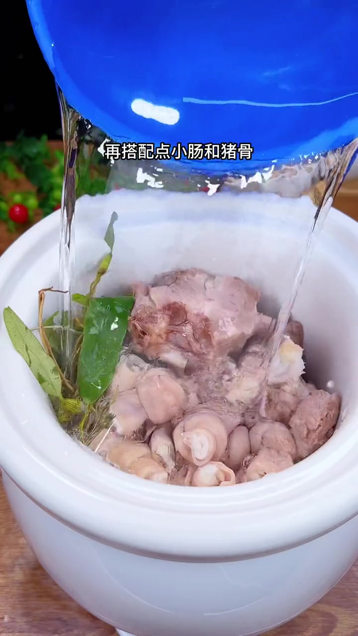 长在深山老林中的石橄榄，很宝贝的，尤其是这种单叶小果的，非常难得。炖汤煮水都非常好