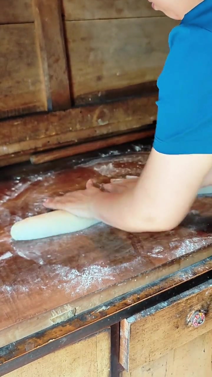 可能还有人不知道核桃是长在树上的一种果实,它又是怎样从青皮蜕变到餐桌的