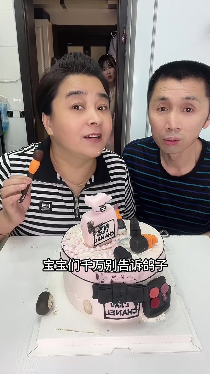 趁鸽子不在家狂吃其化妆品和蛋糕，求别告诉鸽子