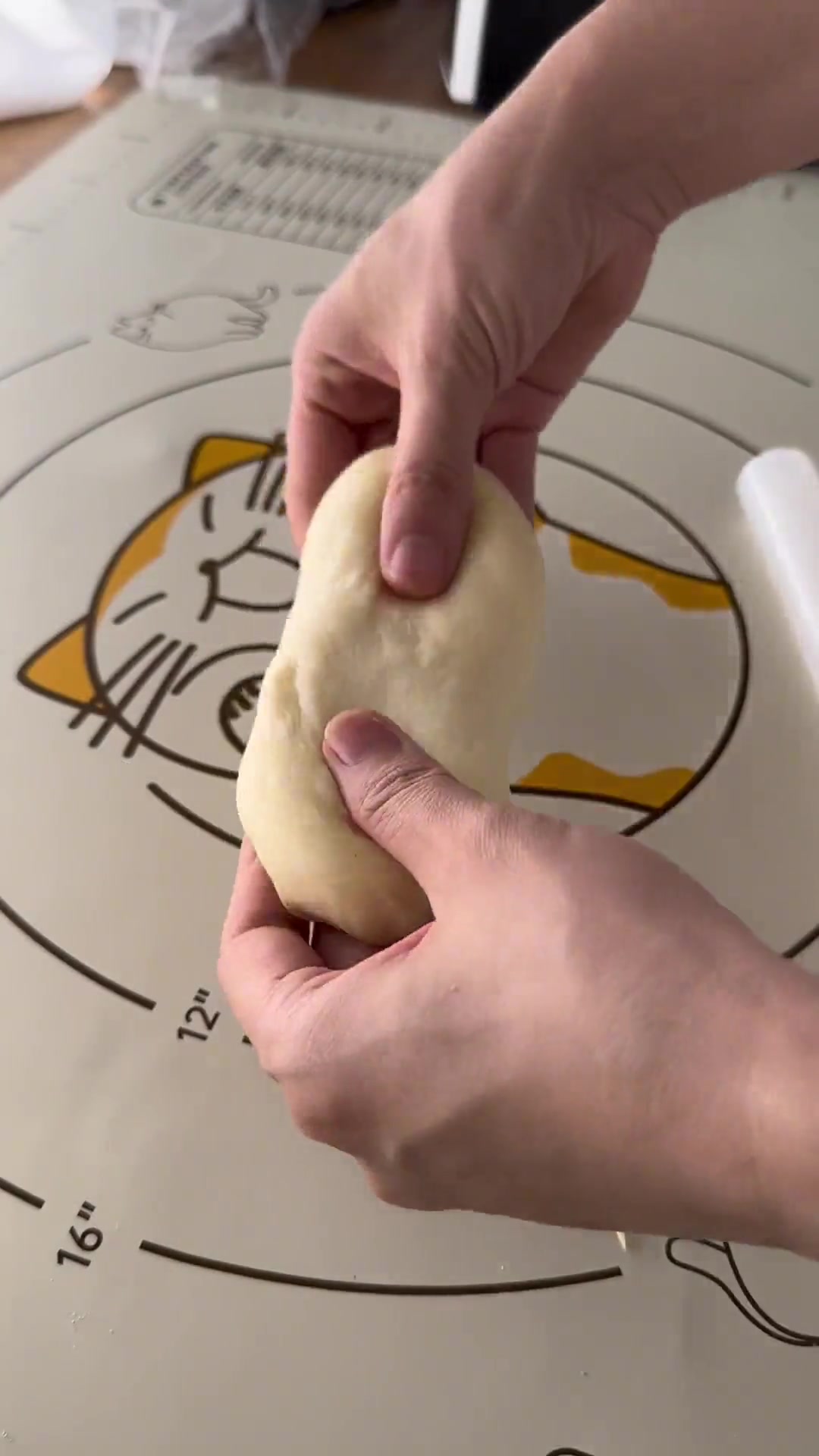 跟老师傅学做毛毛虫面包,松软三天,不像馒头啦,快试试!