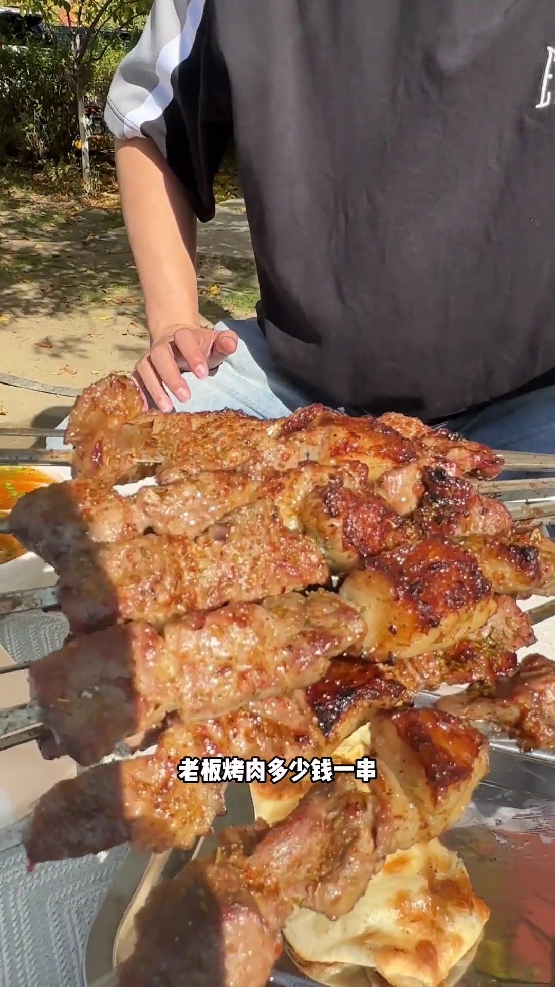 伊利老板开的小区美食,一把转烤包子超诱人!