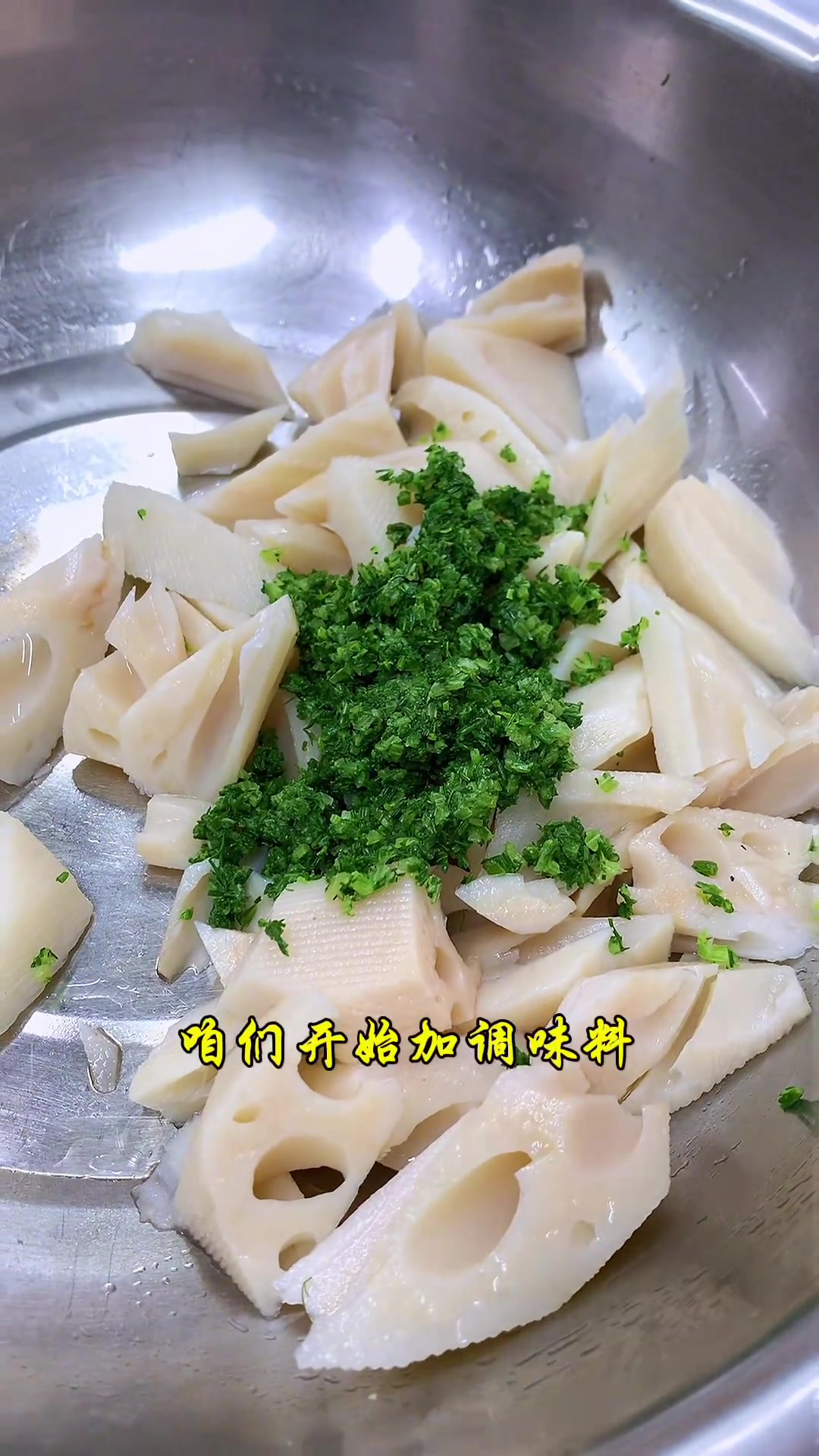 上期泡藕块,今儿教你用茴香苗拌藕块的做法!