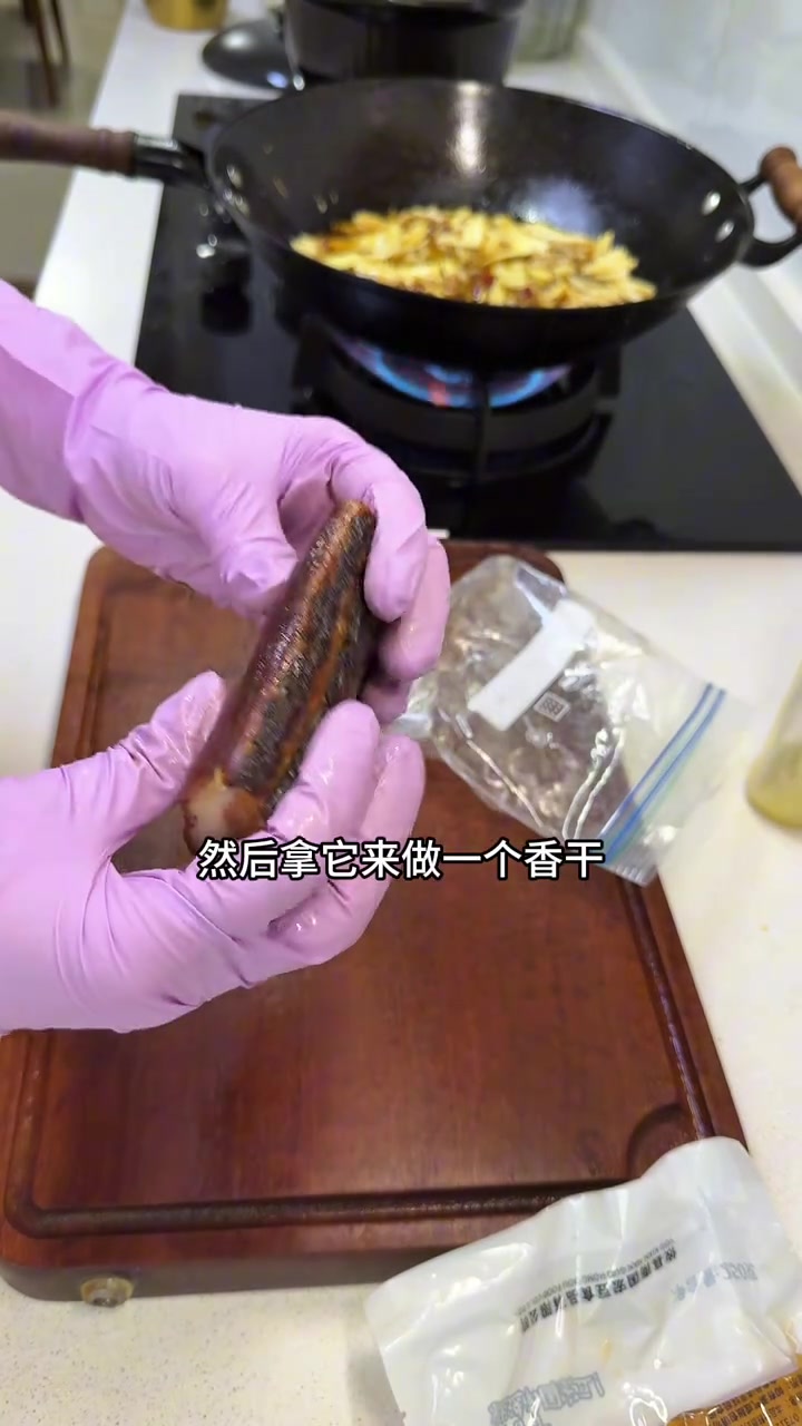 今晚烧了全家爱吃的煲仔饭，好吃到一粒米都没剩呢