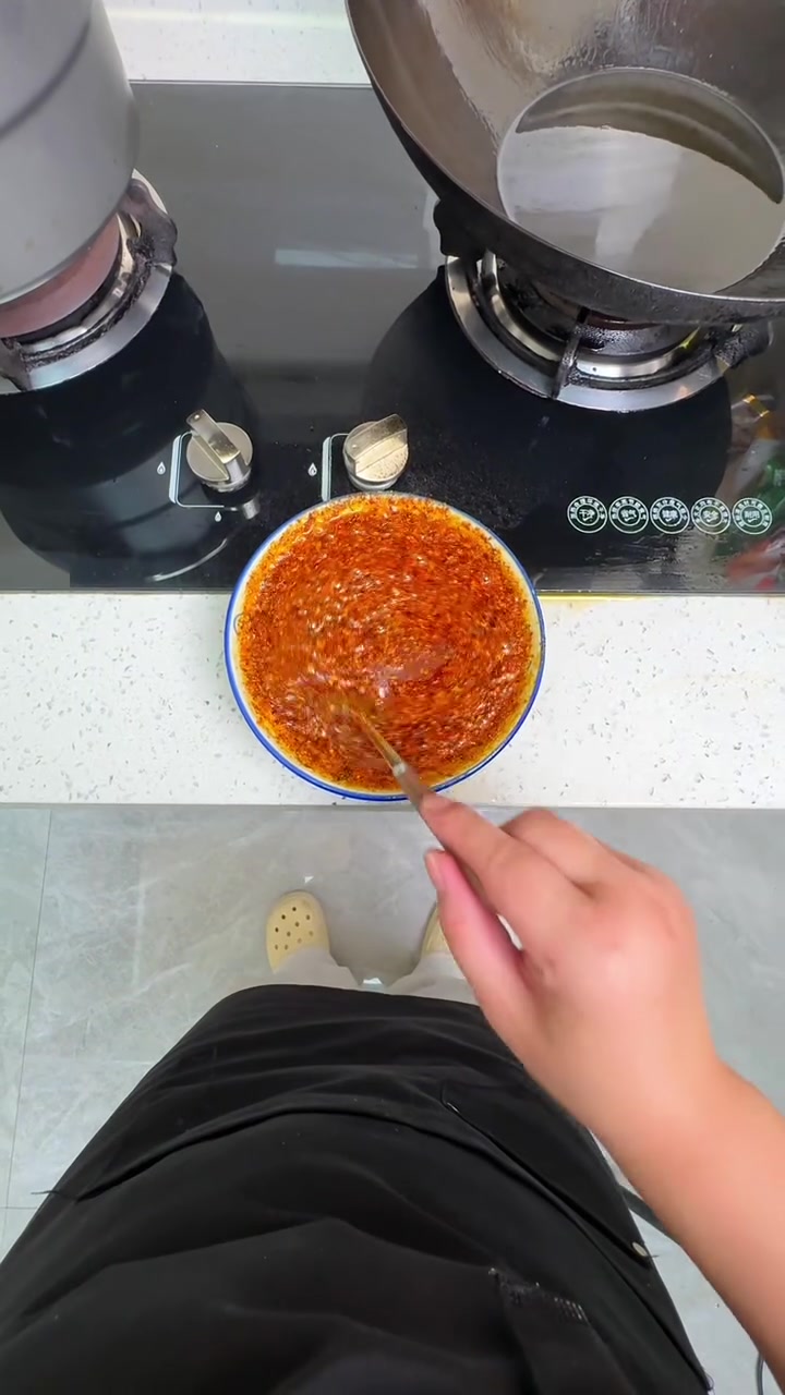 山东媳妇下班，做婆婆爱吃的菜，牛肉拉面配腌黄瓜超赞