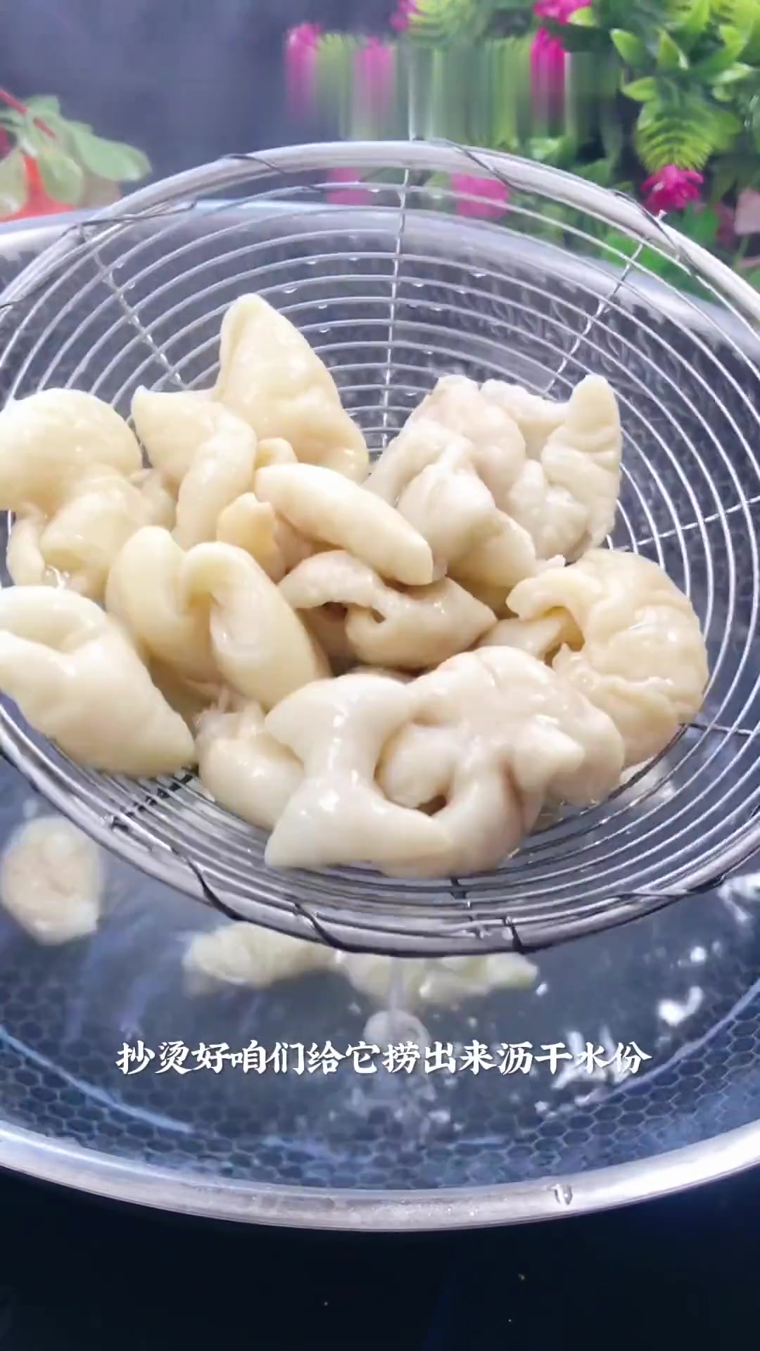 免洗肥肠遇上青红尖椒，这做法绝了！赶紧学起来！