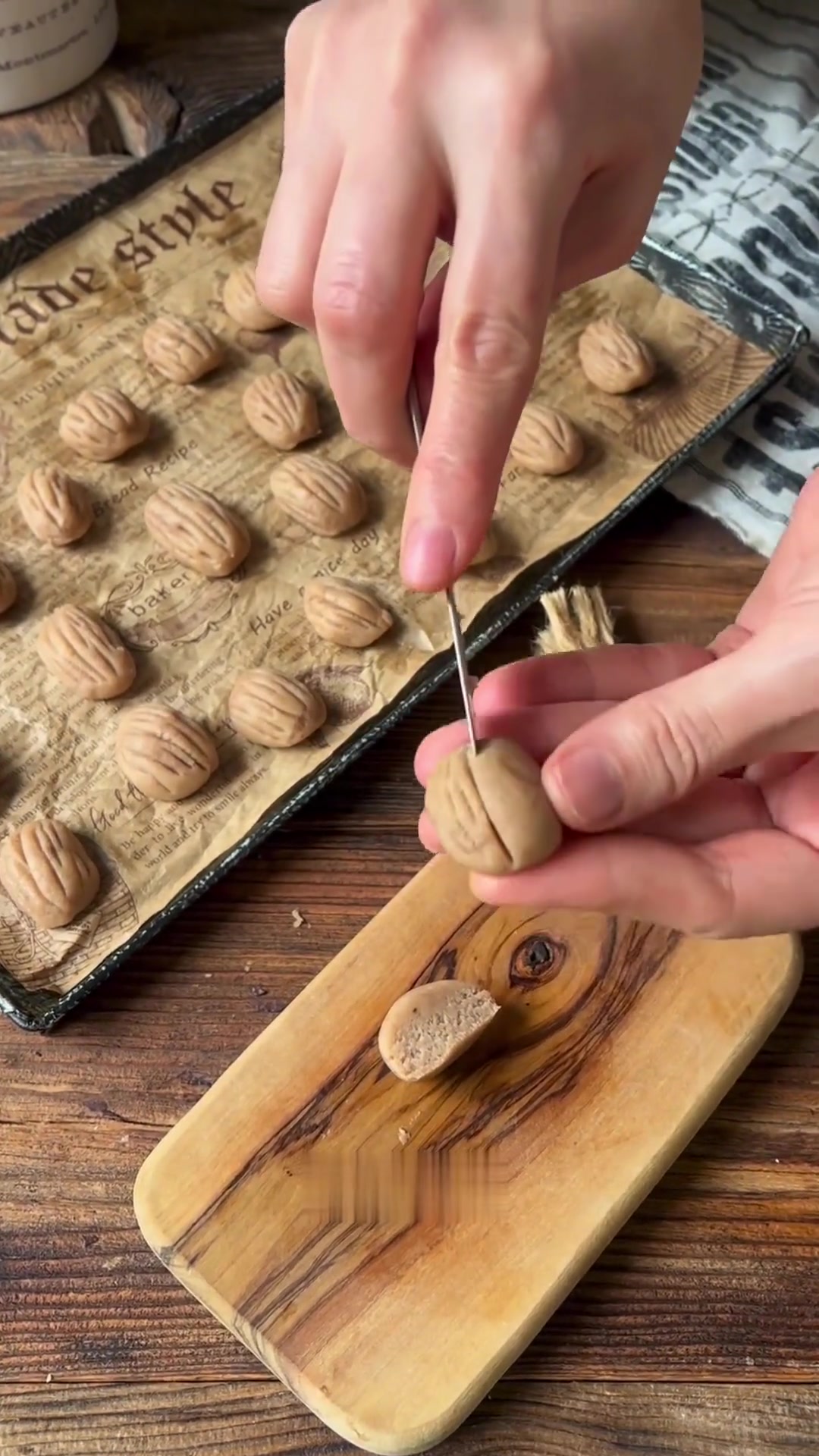 「核桃饼干」Walnut cookies.原料：1个鸡蛋100克黄油100克糖粉30克淀粉