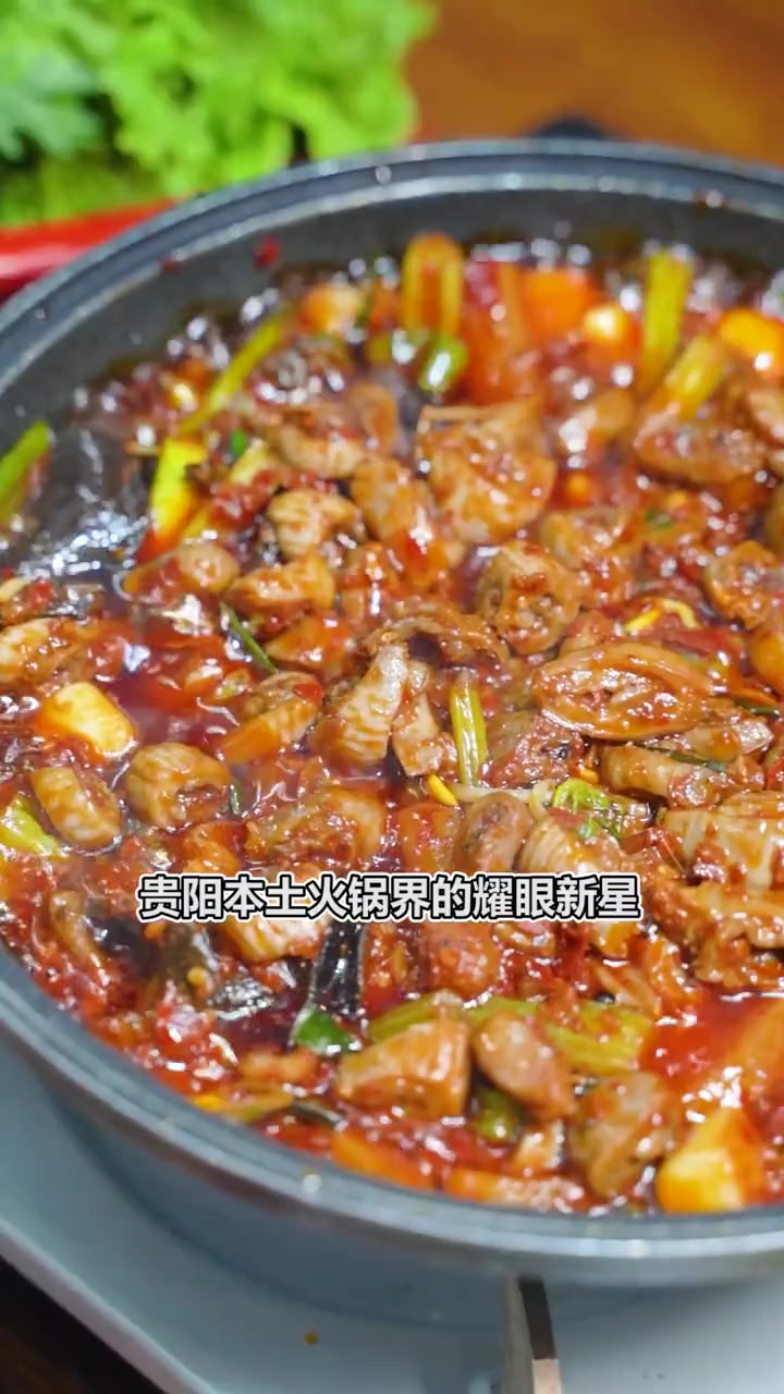 香辣够味的脆肠排骨火锅，拌饭特别安逸