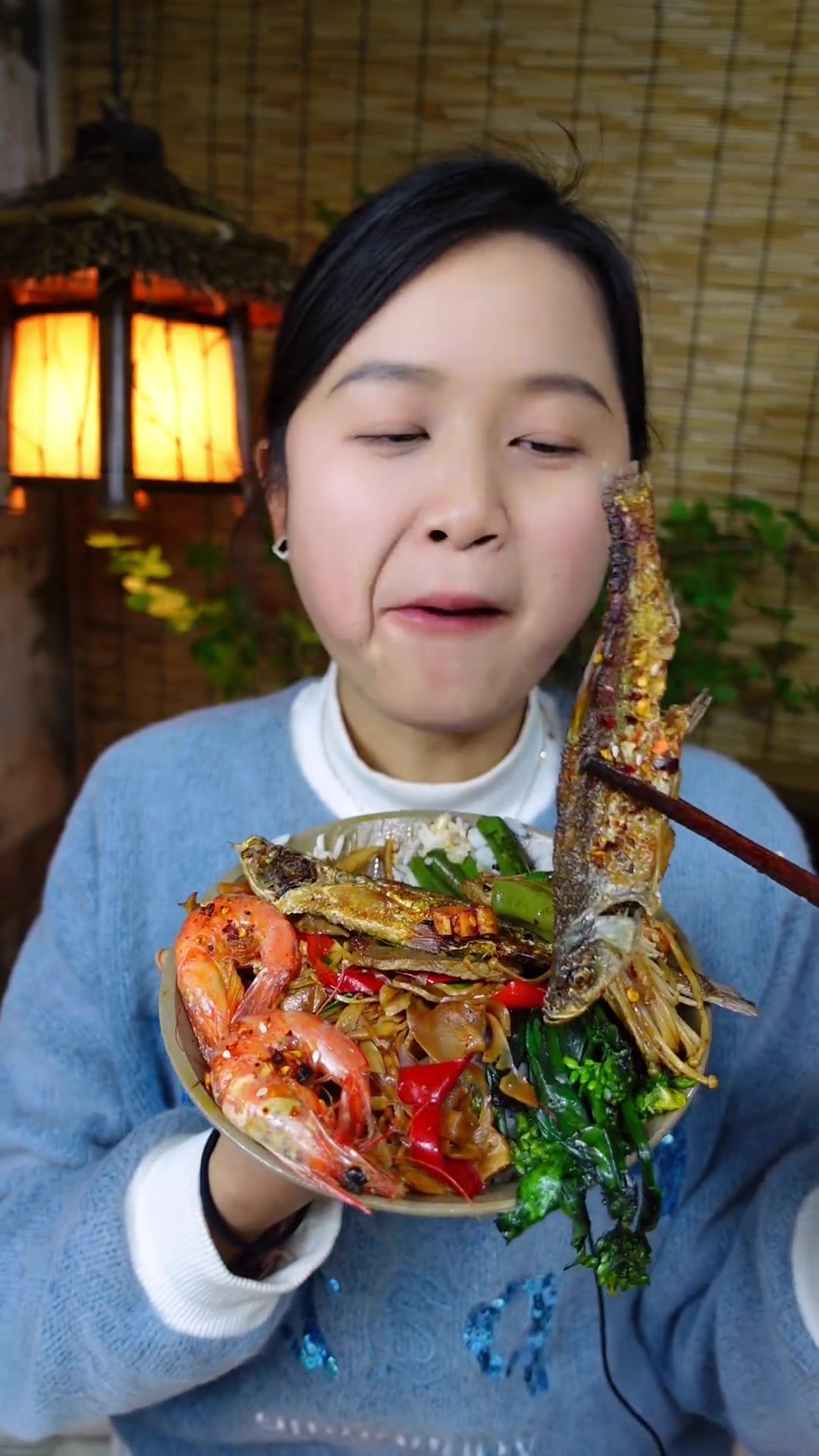 今日农家柴火饭，辣椒卷金针菇，菜苔，还有妈妈煎的小鱼干，太好吃了！