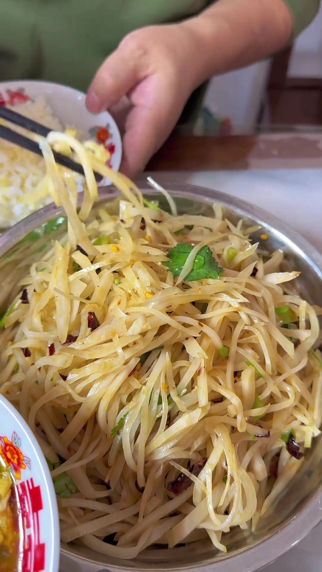 开饭啦!大丰收炖菜,黄金糕和豆角超美味!