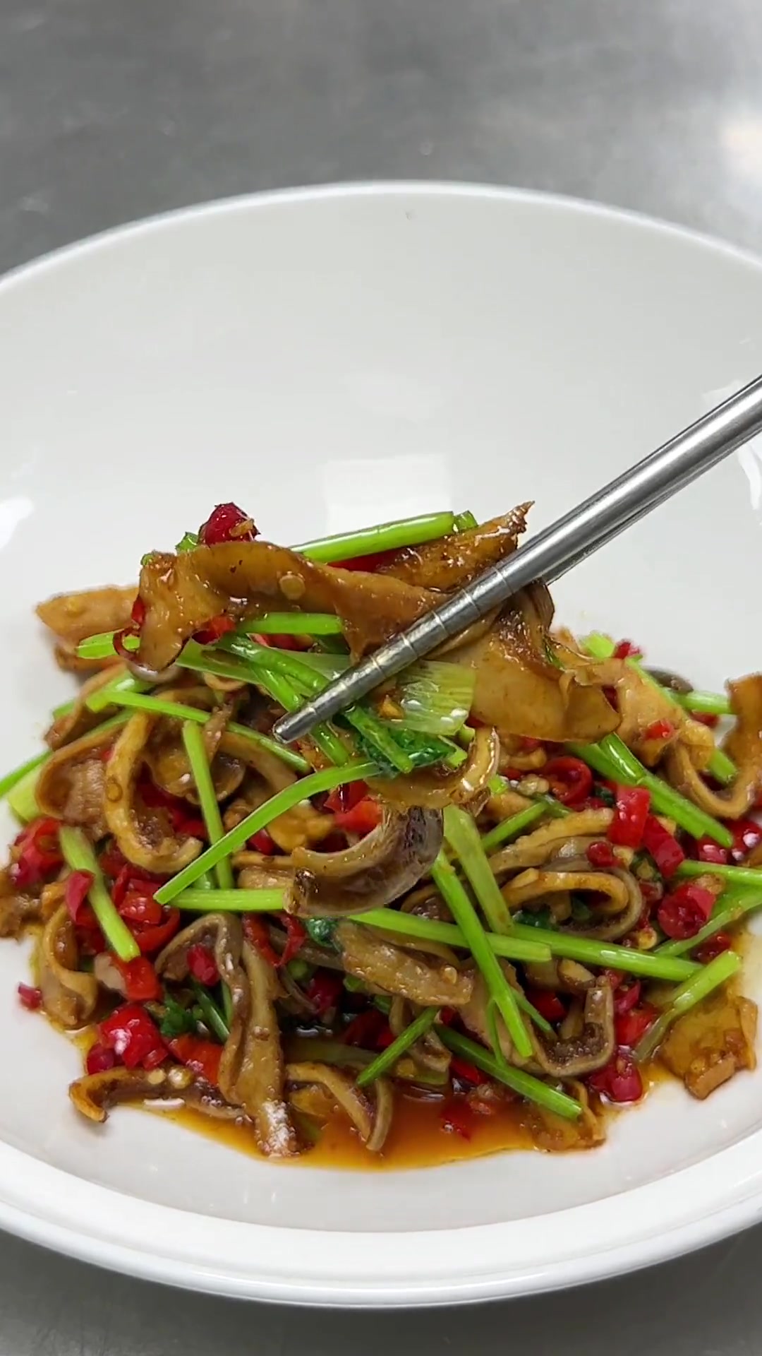 小炒猪肚，猪肚处理干净，给点葱姜，料酒，高压锅压5分钟左右，不喜欢香菜的可以放大蒜叶，或者