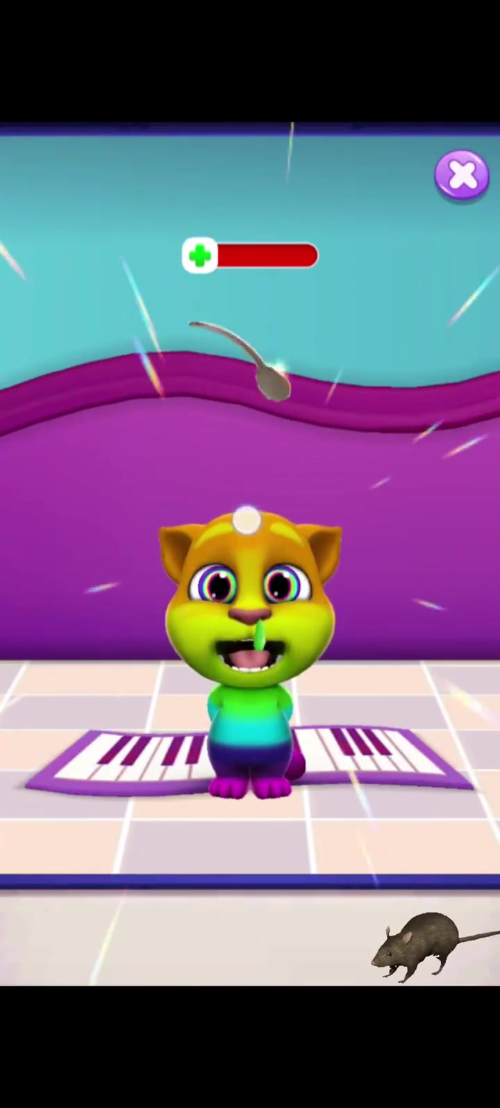 彩色皮肤的汤姆猫感冒了，到医药室吃药打针治疗，有只老鼠在旁边偷看！