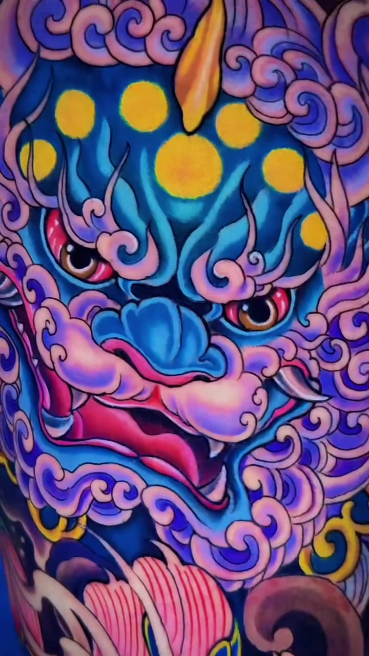 全彩唐狮，搭配鲤鱼，满背纹身设计