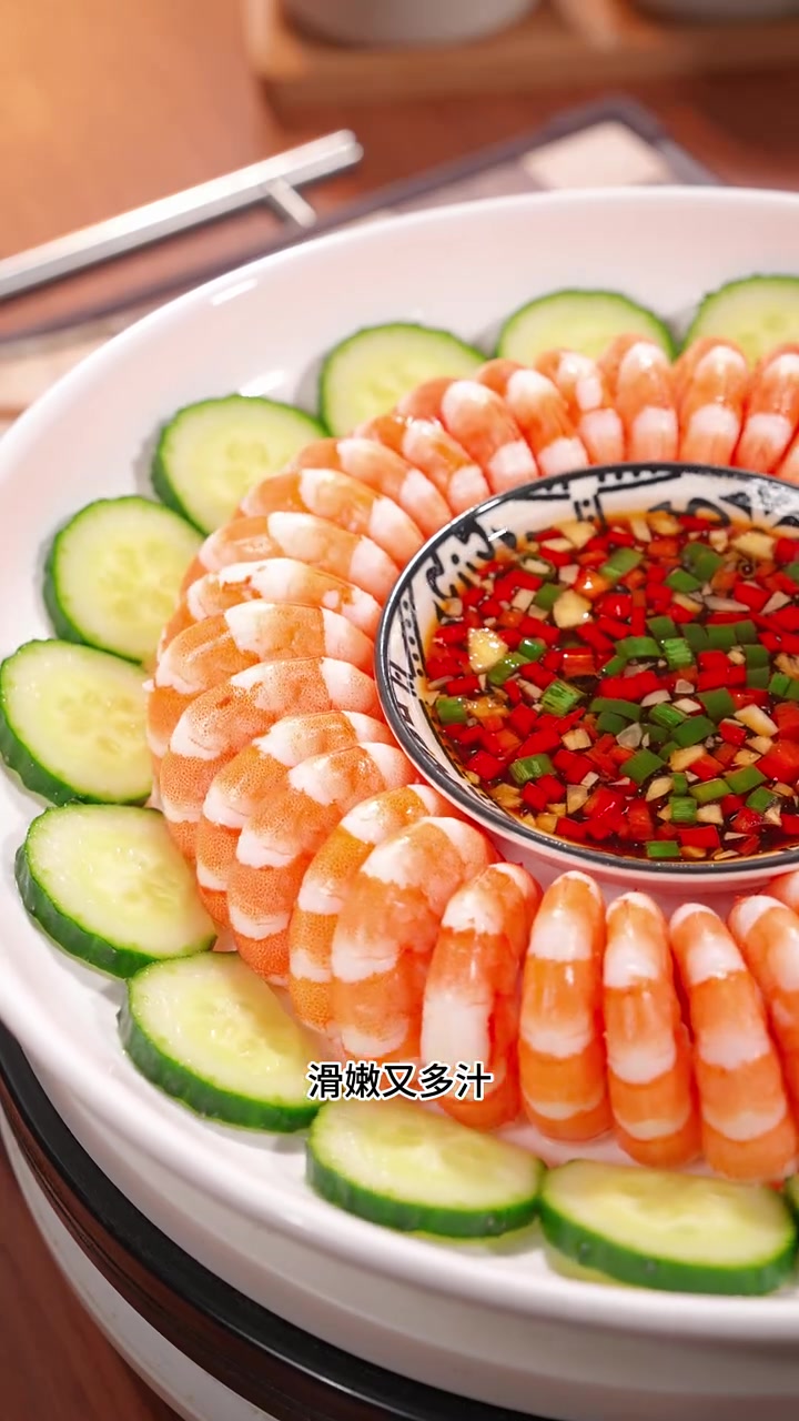 做白灼大虾到底是冷水下锅 还是热水下锅呢 如果你只靠大火去煮的话 再好的虾都被你浪费了 今