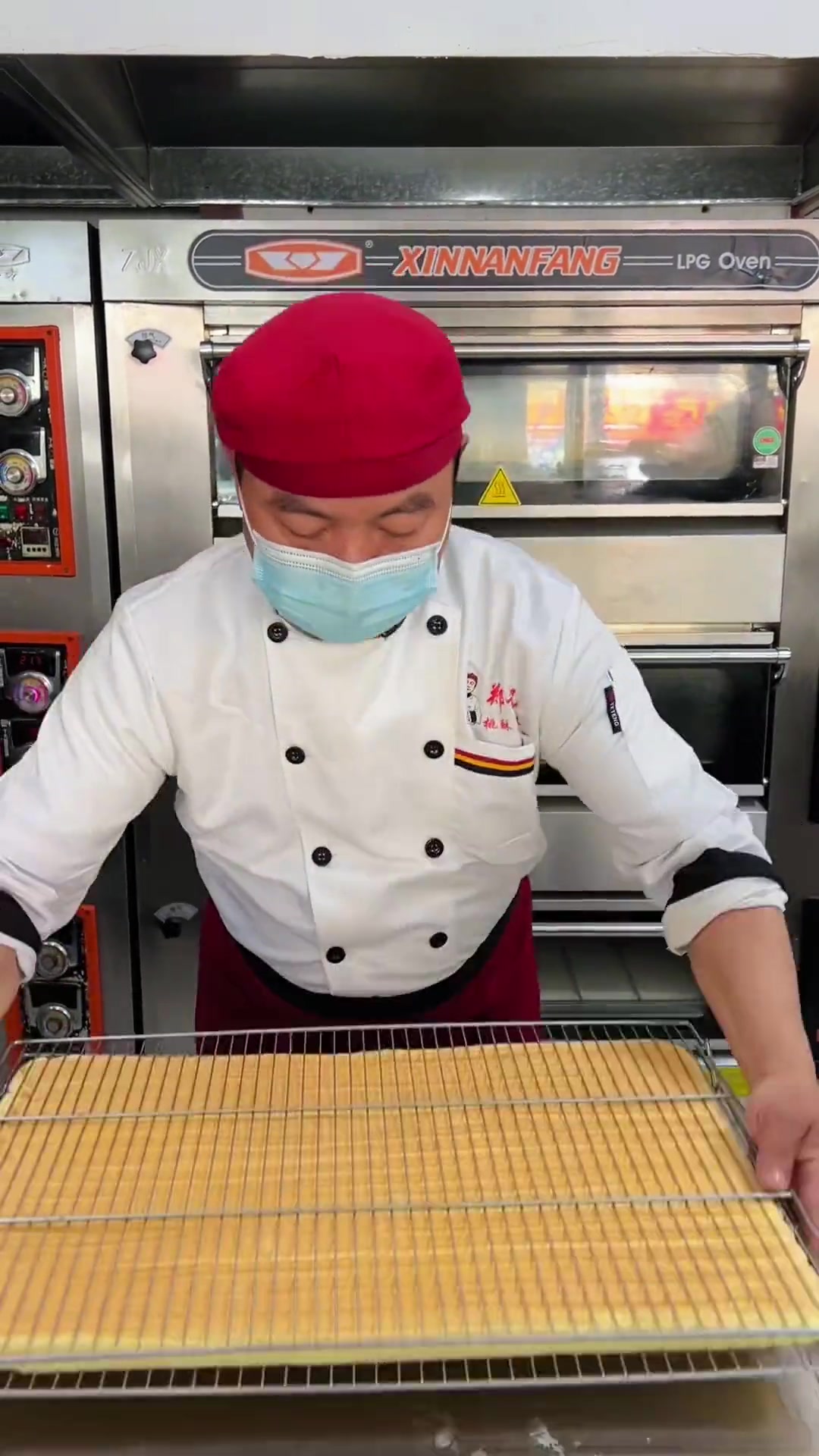 沙拉红豆卷用戚风蛋糕料制作