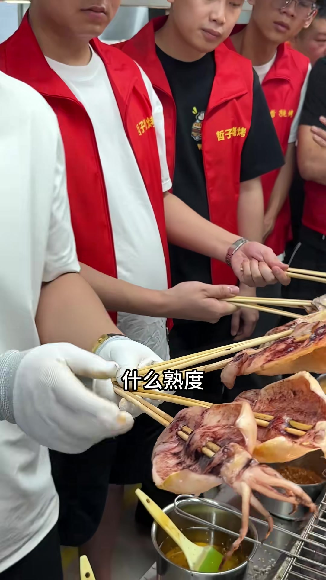 烤大鱿鱼上炉,第一步要做什么,如何烤制美味鱿鱼