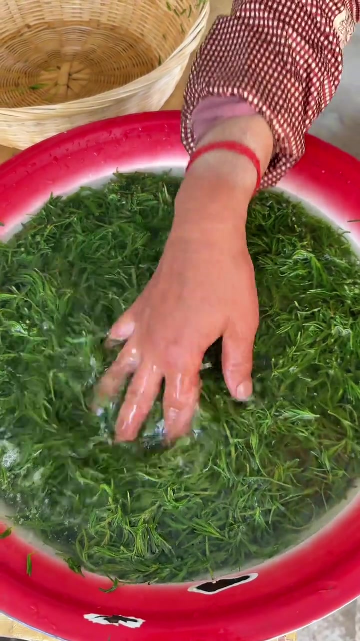 碱蓬菜窝窝和凉拌碱蓬菜，老妈用碱蓬菜做了碱蓬菜窝窝和凉拌碱蓬菜