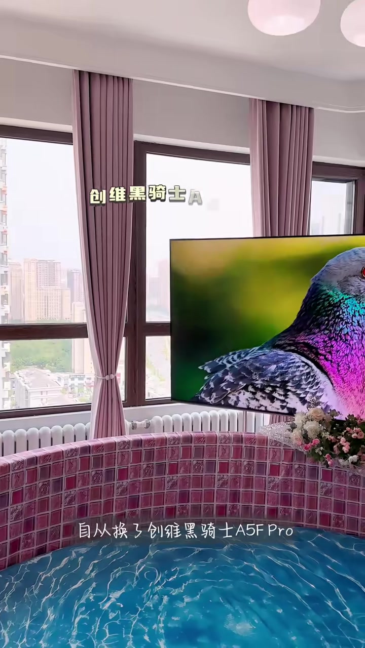 不得不说，拥有这个泡澡桶床也太会享受了吧，我在家里做了一个巨型泡澡桶床，又用蓝色泡澡水当床