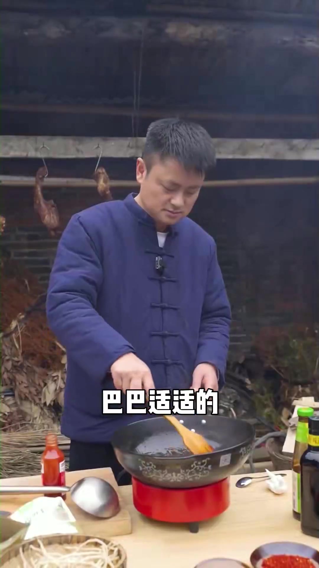 折耳根，长在四川人心巴的极品美食。除了凉拌、炒肉，四川人还喜欢把他切成颗粒加到其他食物中增