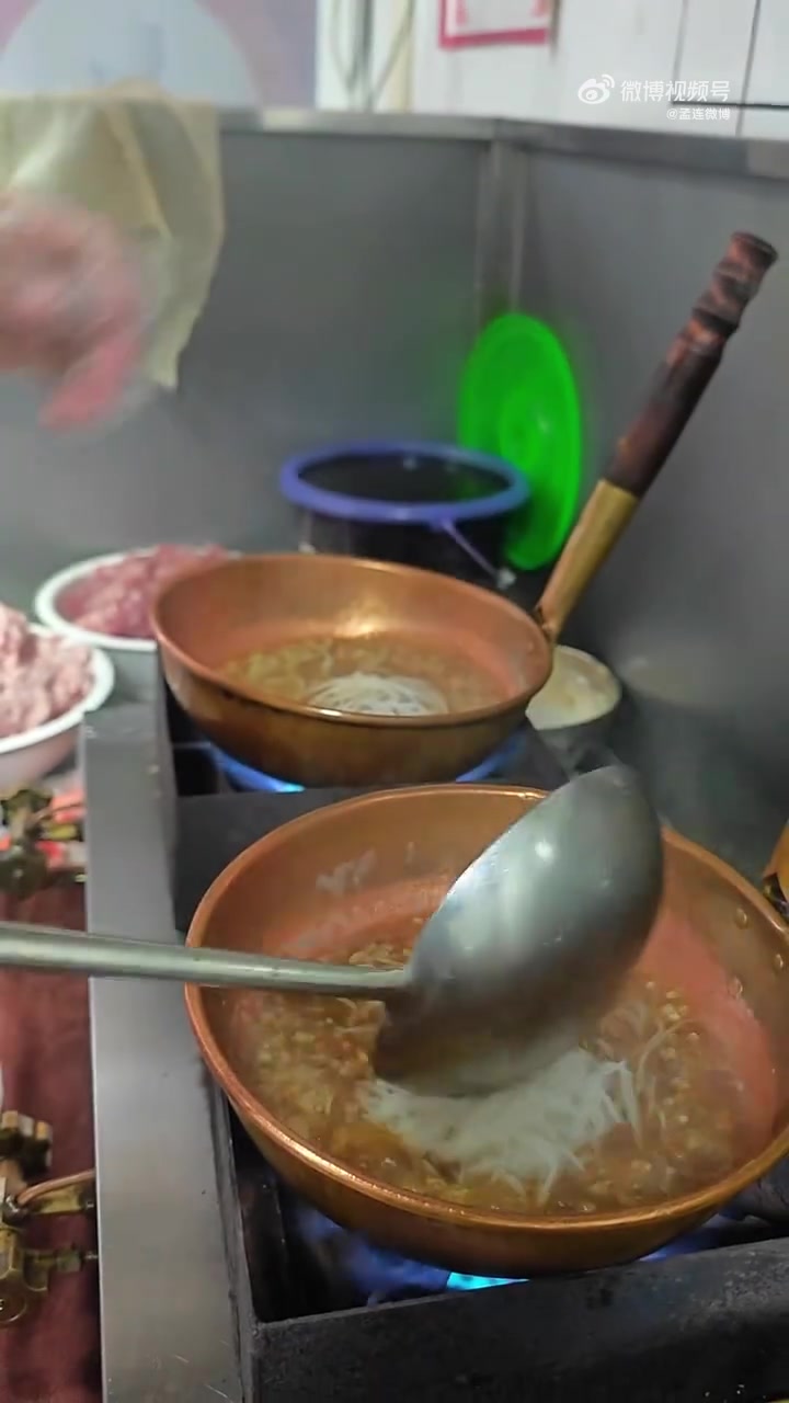 夏天,来碗孟连酸醋小锅鲜肉米线简直太满足啦!夏日,在云南省普洱市孟连傣族拉祜族佤族自治县,
