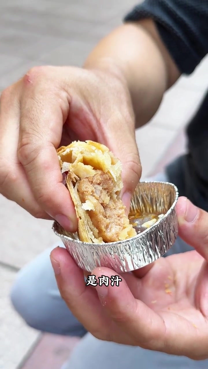 泰康食品是南京东路上比较早做鲜肉月的，中秋前排队排到头晕，今天卖了三种口味鲜肉月饼，2款蛋