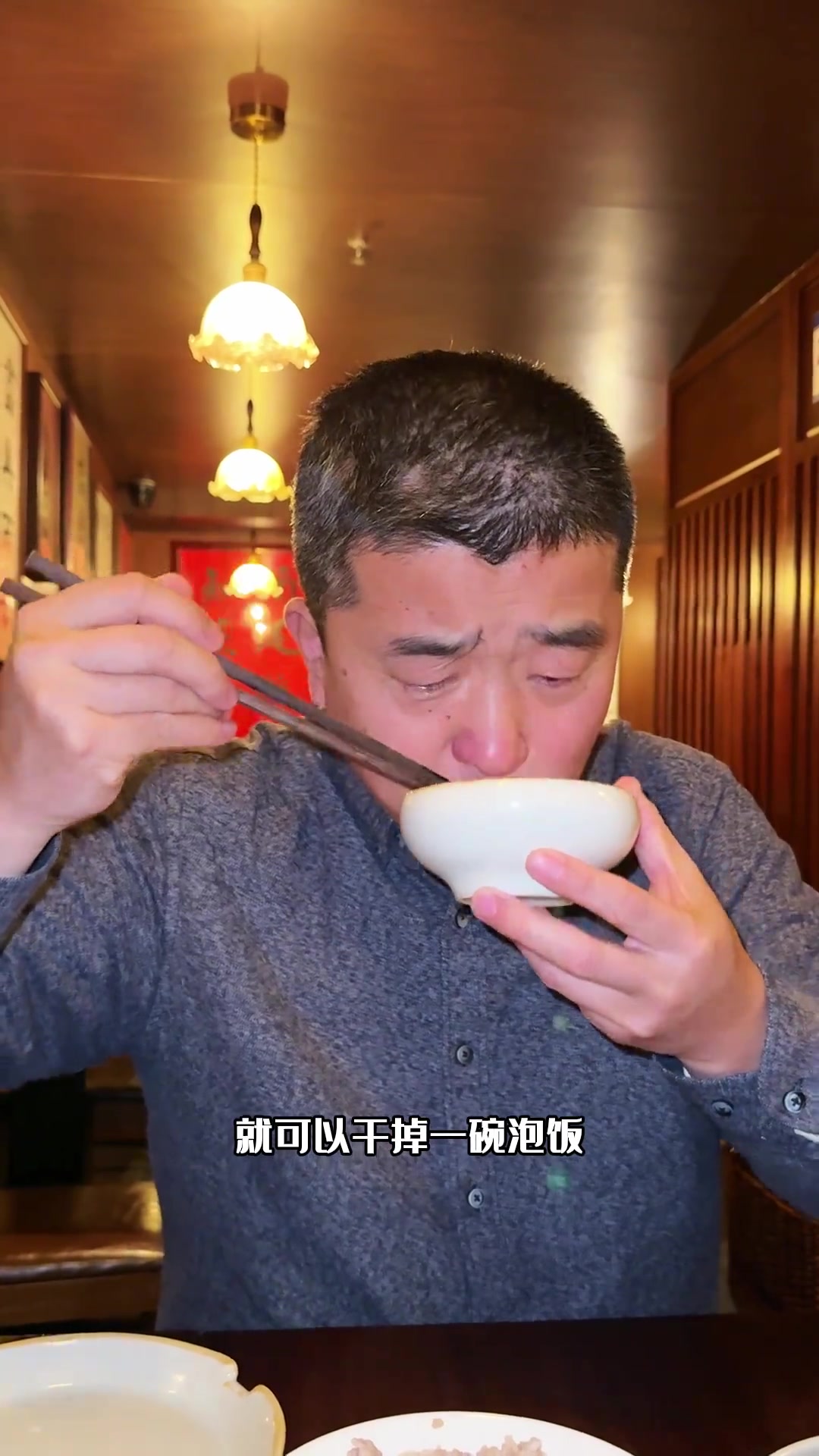 在一家宁波菜小酒馆里，吃到臭冬瓜、糟骨头、乌狼鲞烧肉，都是小时候的味道，我发现来吃的除了小